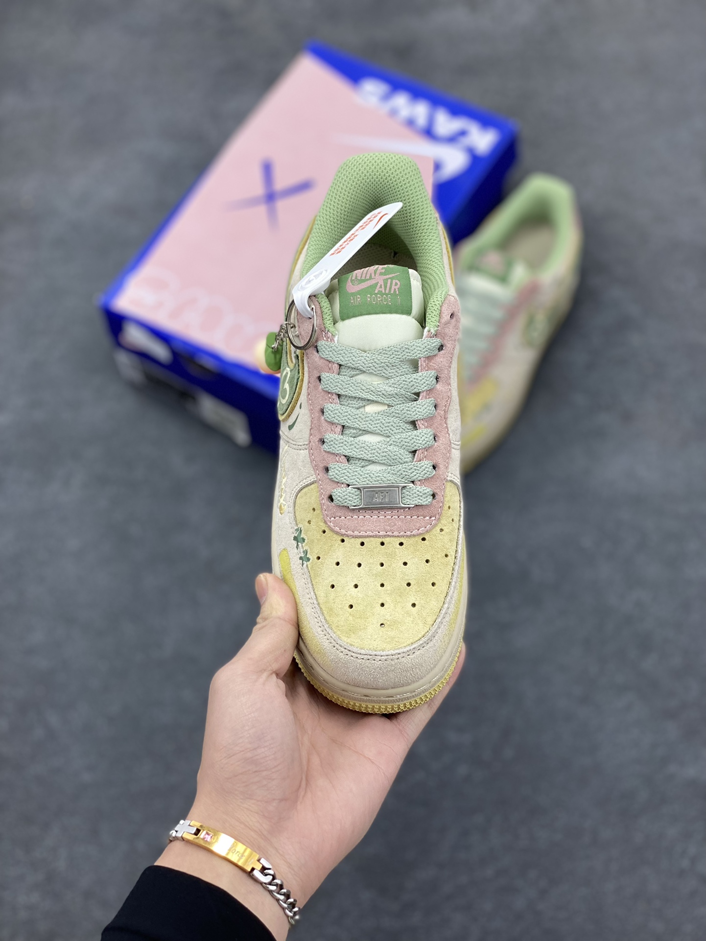 图片[2]-平安夜限定🎄“桃之夭夭”🎄Nike Air Force 1 “Peach trees”空军一号定制低帮秋冬板鞋 平安夜，城市的街头巷尾弥漫着浓郁的节日气息。商店的橱窗里挂满了彩灯与圣诞装饰，“桃之夭夭，灼灼其华。”这几朵桃花，在周围萧瑟的环境里显得格格不入，却又美得惊心动魄 货号：CD1212-777  尺码：36 36.5 37.5 38 38.5 39 40 40.5 41 42 42.5 43 44 44.5 45-选品中心