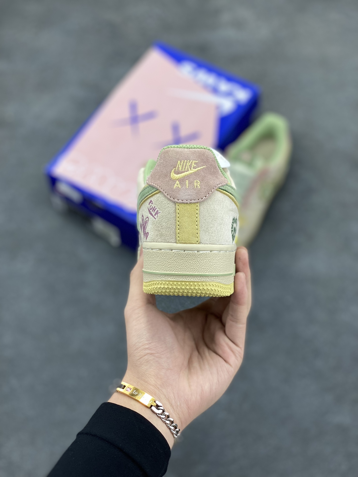 图片[4]-平安夜限定🎄“桃之夭夭”🎄Nike Air Force 1 “Peach trees”空军一号定制低帮秋冬板鞋 平安夜，城市的街头巷尾弥漫着浓郁的节日气息。商店的橱窗里挂满了彩灯与圣诞装饰，“桃之夭夭，灼灼其华。”这几朵桃花，在周围萧瑟的环境里显得格格不入，却又美得惊心动魄 货号：CD1212-777  尺码：36 36.5 37.5 38 38.5 39 40 40.5 41 42 42.5 43 44 44.5 45-选品中心