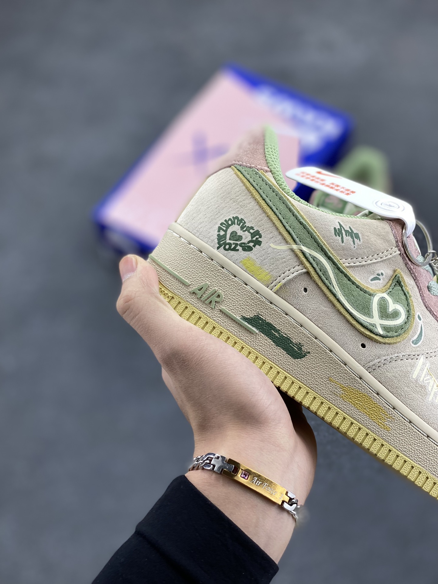 图片[6]-平安夜限定🎄“桃之夭夭”🎄Nike Air Force 1 “Peach trees”空军一号定制低帮秋冬板鞋 平安夜，城市的街头巷尾弥漫着浓郁的节日气息。商店的橱窗里挂满了彩灯与圣诞装饰，“桃之夭夭，灼灼其华。”这几朵桃花，在周围萧瑟的环境里显得格格不入，却又美得惊心动魄 货号：CD1212-777  尺码：36 36.5 37.5 38 38.5 39 40 40.5 41 42 42.5 43 44 44.5 45-选品中心