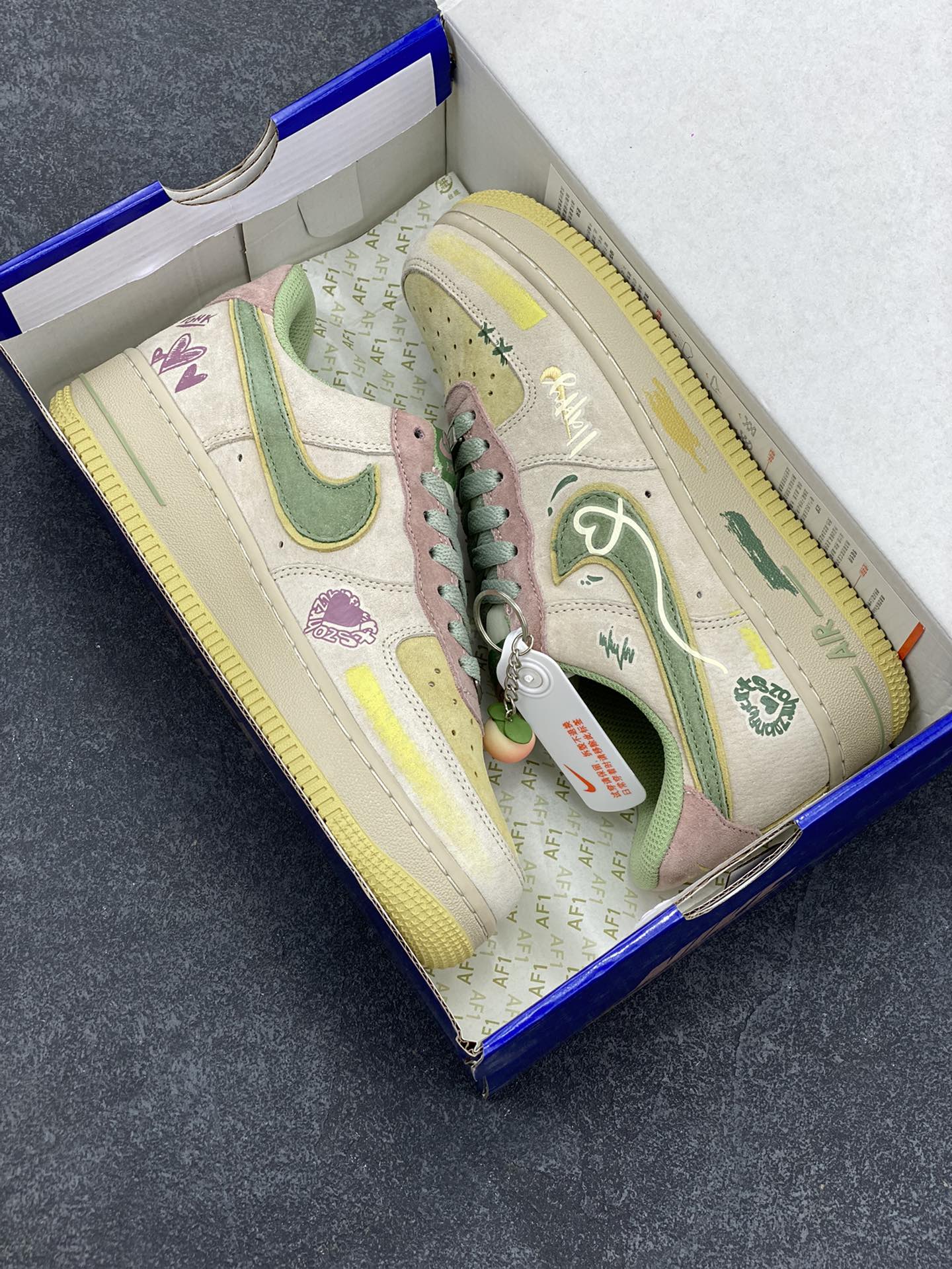 图片[9]-平安夜限定🎄“桃之夭夭”🎄Nike Air Force 1 “Peach trees”空军一号定制低帮秋冬板鞋 平安夜，城市的街头巷尾弥漫着浓郁的节日气息。商店的橱窗里挂满了彩灯与圣诞装饰，“桃之夭夭，灼灼其华。”这几朵桃花，在周围萧瑟的环境里显得格格不入，却又美得惊心动魄 货号：CD1212-777  尺码：36 36.5 37.5 38 38.5 39 40 40.5 41 42 42.5 43 44 44.5 45-选品中心