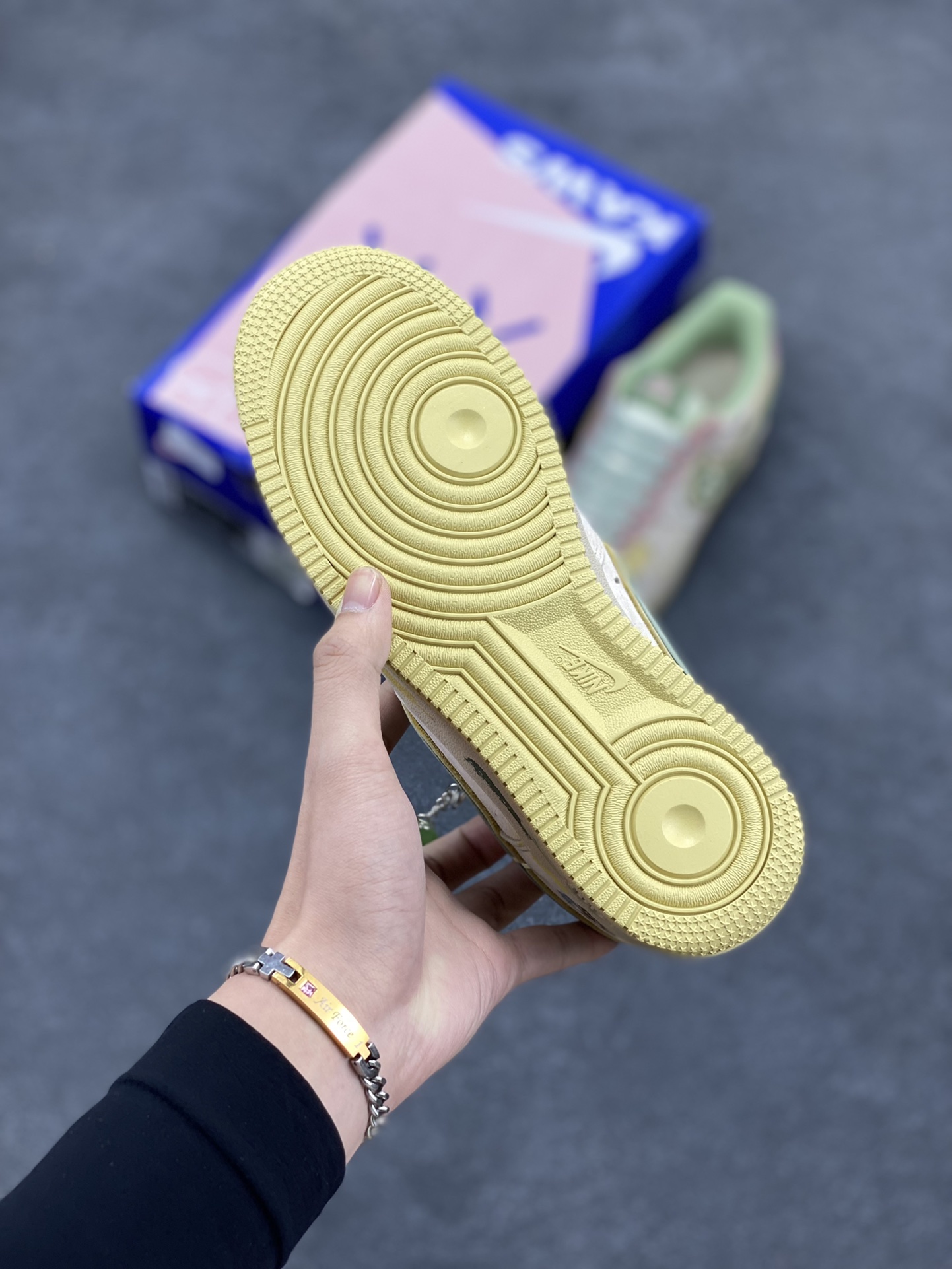 图片[5]-平安夜限定🎄“桃之夭夭”🎄Nike Air Force 1 “Peach trees”空军一号定制低帮秋冬板鞋 平安夜，城市的街头巷尾弥漫着浓郁的节日气息。商店的橱窗里挂满了彩灯与圣诞装饰，“桃之夭夭，灼灼其华。”这几朵桃花，在周围萧瑟的环境里显得格格不入，却又美得惊心动魄 货号：CD1212-777  尺码：36 36.5 37.5 38 38.5 39 40 40.5 41 42 42.5 43 44 44.5 45-选品中心