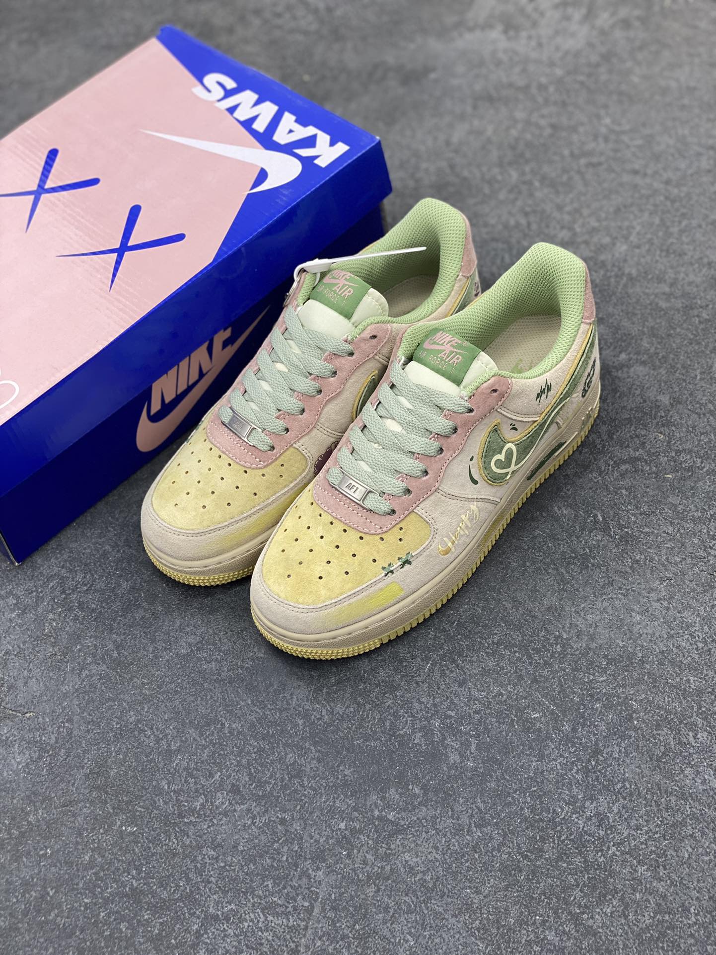 图片[8]-平安夜限定🎄“桃之夭夭”🎄Nike Air Force 1 “Peach trees”空军一号定制低帮秋冬板鞋 平安夜，城市的街头巷尾弥漫着浓郁的节日气息。商店的橱窗里挂满了彩灯与圣诞装饰，“桃之夭夭，灼灼其华。”这几朵桃花，在周围萧瑟的环境里显得格格不入，却又美得惊心动魄 货号：CD1212-777  尺码：36 36.5 37.5 38 38.5 39 40 40.5 41 42 42.5 43 44 44.5 45-选品中心