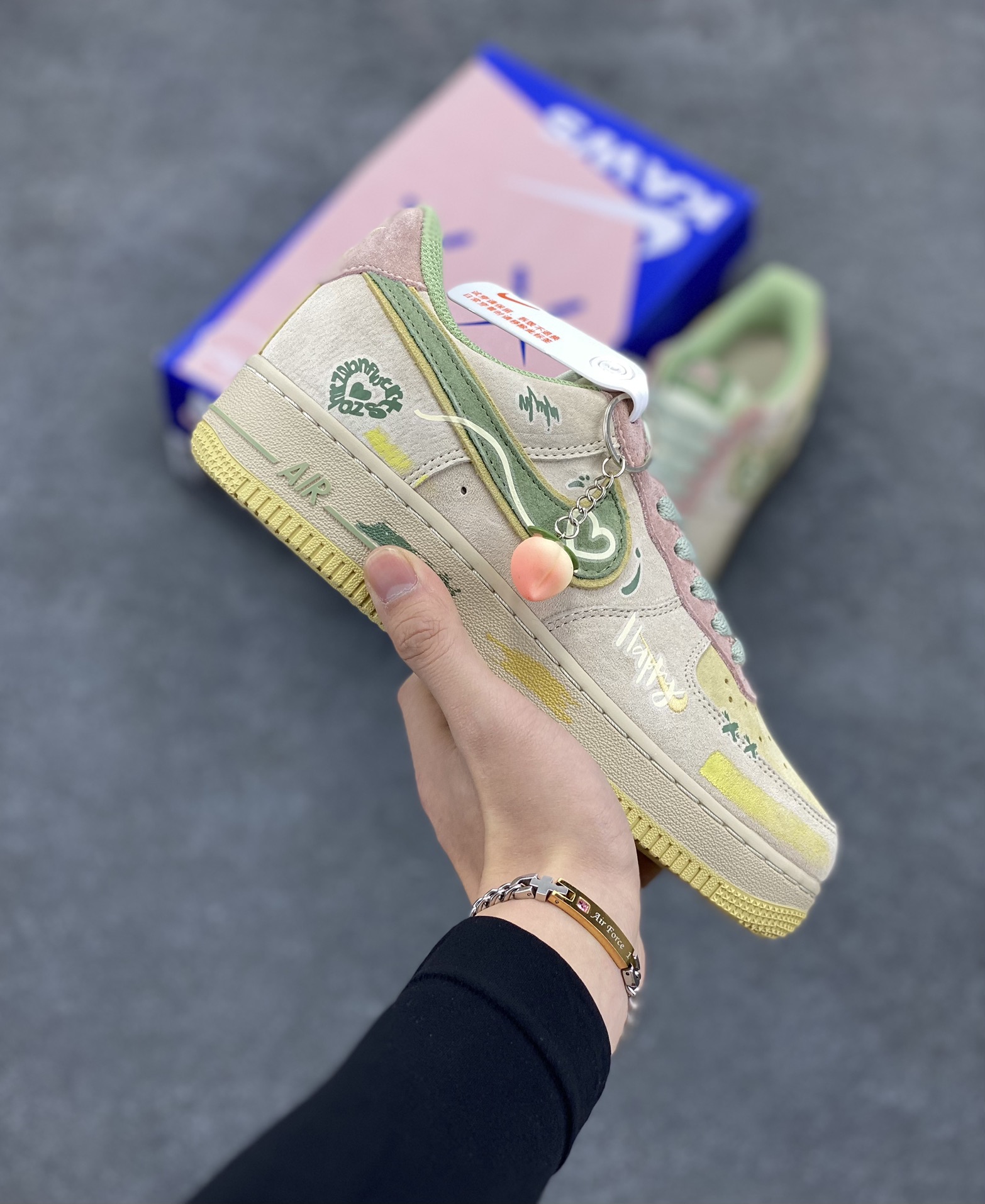 平安夜限定🎄“桃之夭夭”🎄Nike Air Force 1 “Peach trees”空军一号定制低帮秋冬板鞋 平安夜，城市的街头巷尾弥漫着浓郁的节日气息。商店的橱窗里挂满了彩灯与圣诞装饰，“桃之夭夭，灼灼其华。”这几朵桃花，在周围萧瑟的环境里显得格格不入，却又美得惊心动魄 货号：CD1212-777  尺码：36 36.5 37.5 38 38.5 39 40 40.5 41 42 42.5 43 44 44.5 45-选品中心
