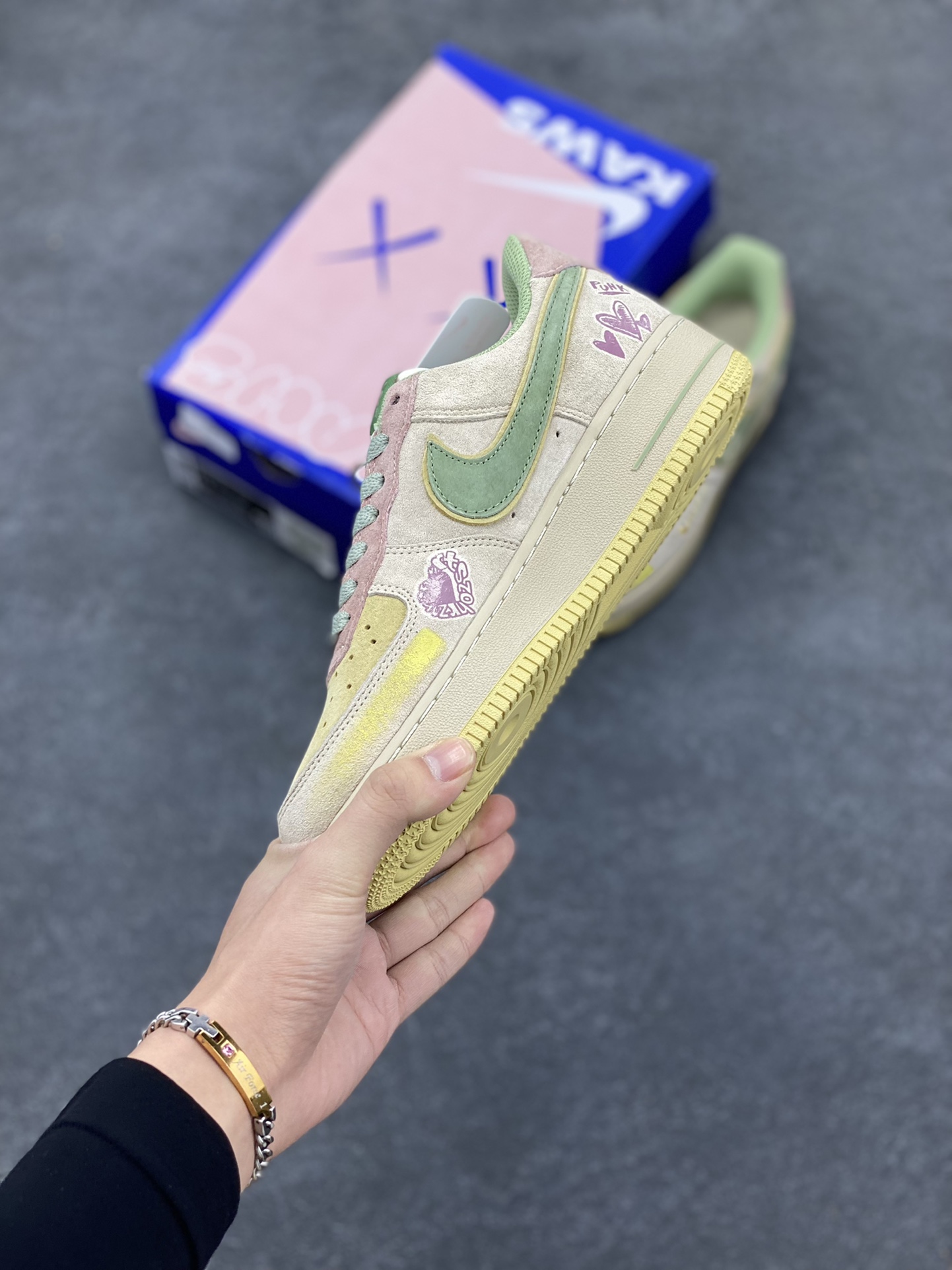 图片[3]-平安夜限定🎄“桃之夭夭”🎄Nike Air Force 1 “Peach trees”空军一号定制低帮秋冬板鞋 平安夜，城市的街头巷尾弥漫着浓郁的节日气息。商店的橱窗里挂满了彩灯与圣诞装饰，“桃之夭夭，灼灼其华。”这几朵桃花，在周围萧瑟的环境里显得格格不入，却又美得惊心动魄 货号：CD1212-777  尺码：36 36.5 37.5 38 38.5 39 40 40.5 41 42 42.5 43 44 44.5 45-选品中心