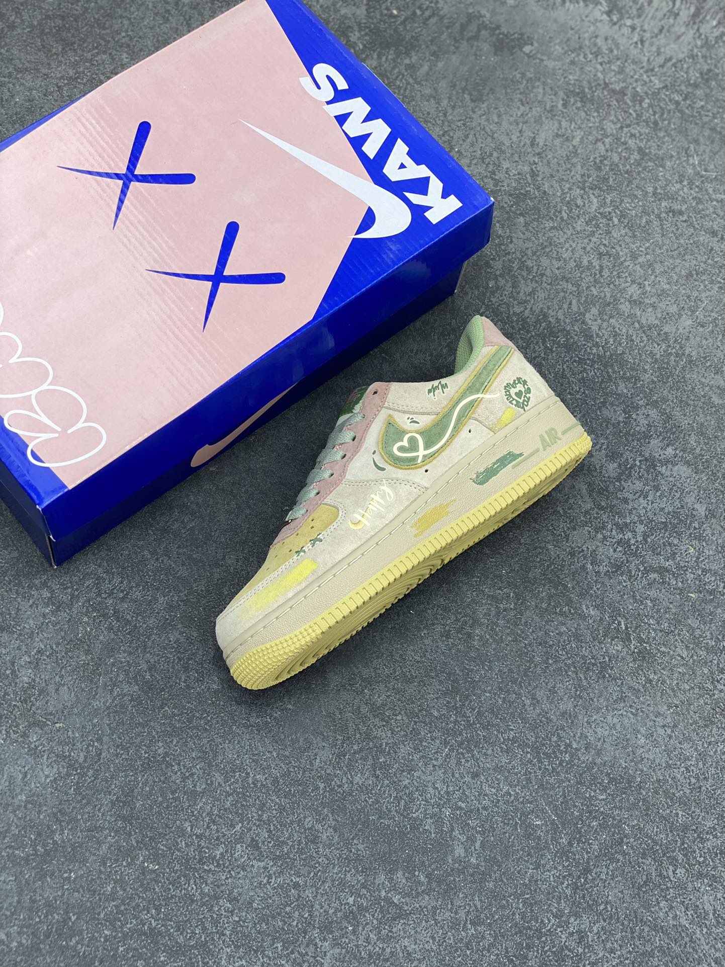 图片[7]-平安夜限定🎄“桃之夭夭”🎄Nike Air Force 1 “Peach trees”空军一号定制低帮秋冬板鞋 平安夜，城市的街头巷尾弥漫着浓郁的节日气息。商店的橱窗里挂满了彩灯与圣诞装饰，“桃之夭夭，灼灼其华。”这几朵桃花，在周围萧瑟的环境里显得格格不入，却又美得惊心动魄 货号：CD1212-777  尺码：36 36.5 37.5 38 38.5 39 40 40.5 41 42 42.5 43 44 44.5 45-选品中心