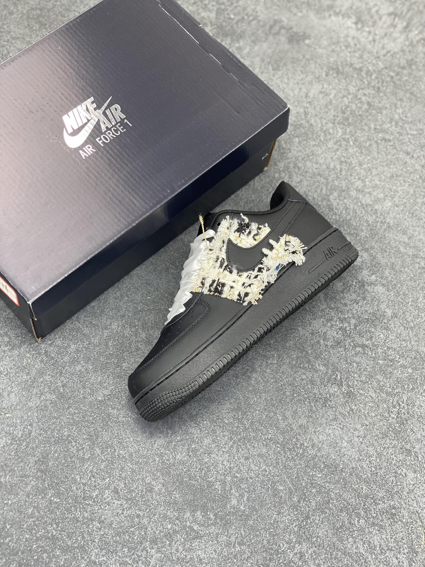 图片[7]-Nike Air Force 1 ’07 Low 空军一号低帮百搭休闲运动板鞋。柔软、弹性十足的缓震性能和出色的中底设计，横跨复古与现代的外型结合，造就出风靡全球三十多年的Force 1，直到今天还深受青睐 货号：DD8959-001 尺码：36 36.5 37.5 38 38.5 39 40 40.5 41 42 42.5 43 44 44.5 45-选品中心