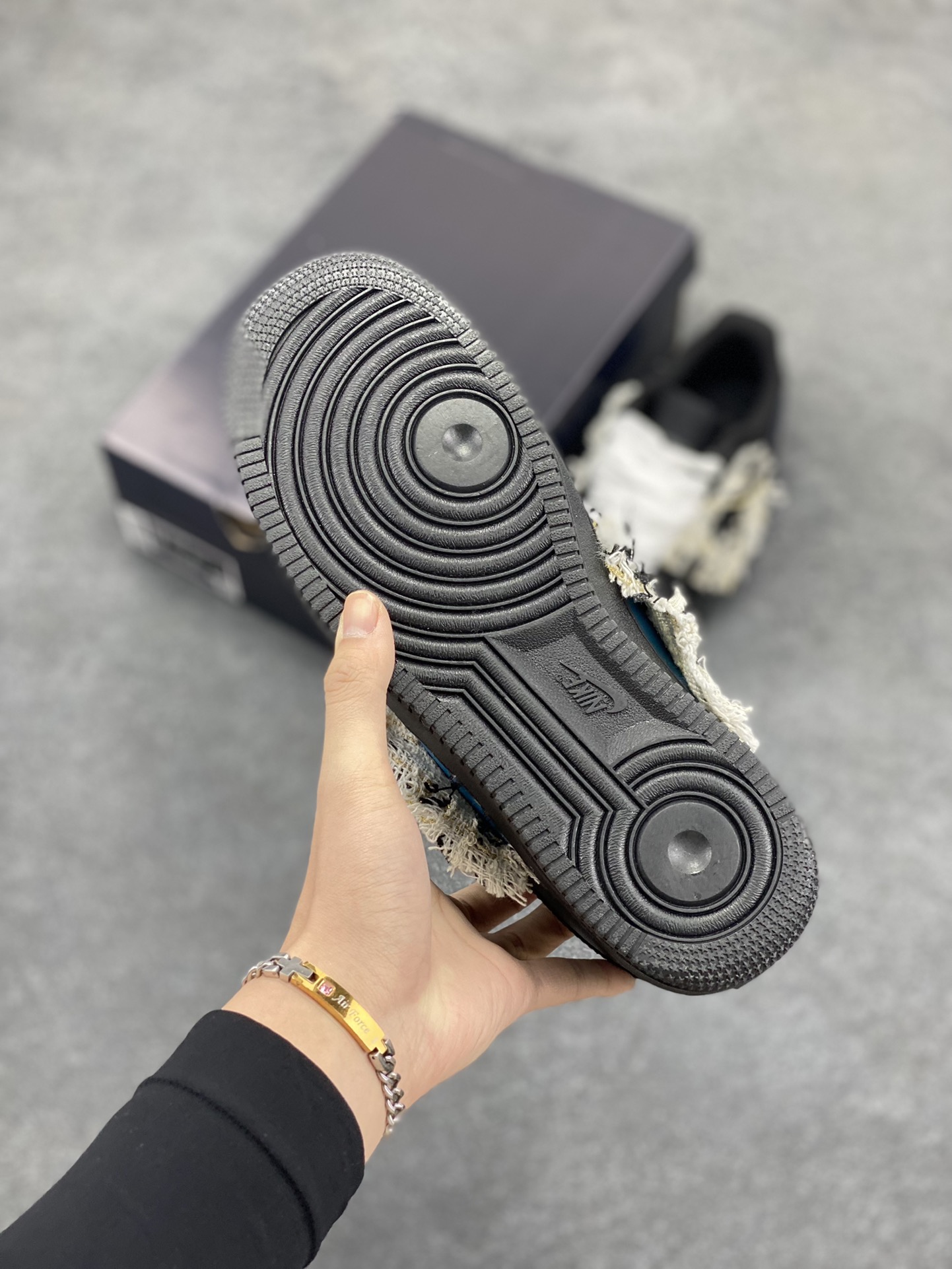 图片[5]-Nike Air Force 1 ’07 Low 空军一号低帮百搭休闲运动板鞋。柔软、弹性十足的缓震性能和出色的中底设计，横跨复古与现代的外型结合，造就出风靡全球三十多年的Force 1，直到今天还深受青睐 货号：DD8959-001 尺码：36 36.5 37.5 38 38.5 39 40 40.5 41 42 42.5 43 44 44.5 45-选品中心