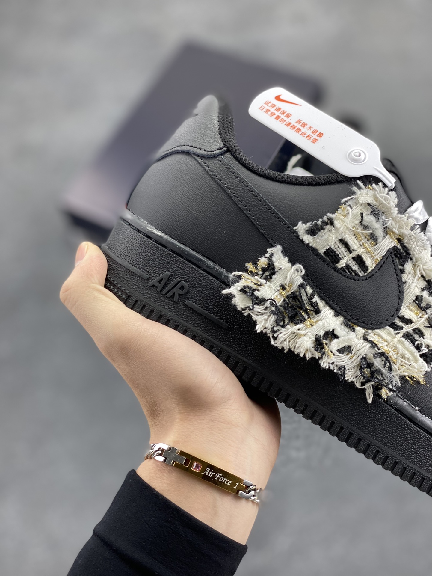 图片[6]-Nike Air Force 1 ’07 Low 空军一号低帮百搭休闲运动板鞋。柔软、弹性十足的缓震性能和出色的中底设计，横跨复古与现代的外型结合，造就出风靡全球三十多年的Force 1，直到今天还深受青睐 货号：DD8959-001 尺码：36 36.5 37.5 38 38.5 39 40 40.5 41 42 42.5 43 44 44.5 45-选品中心