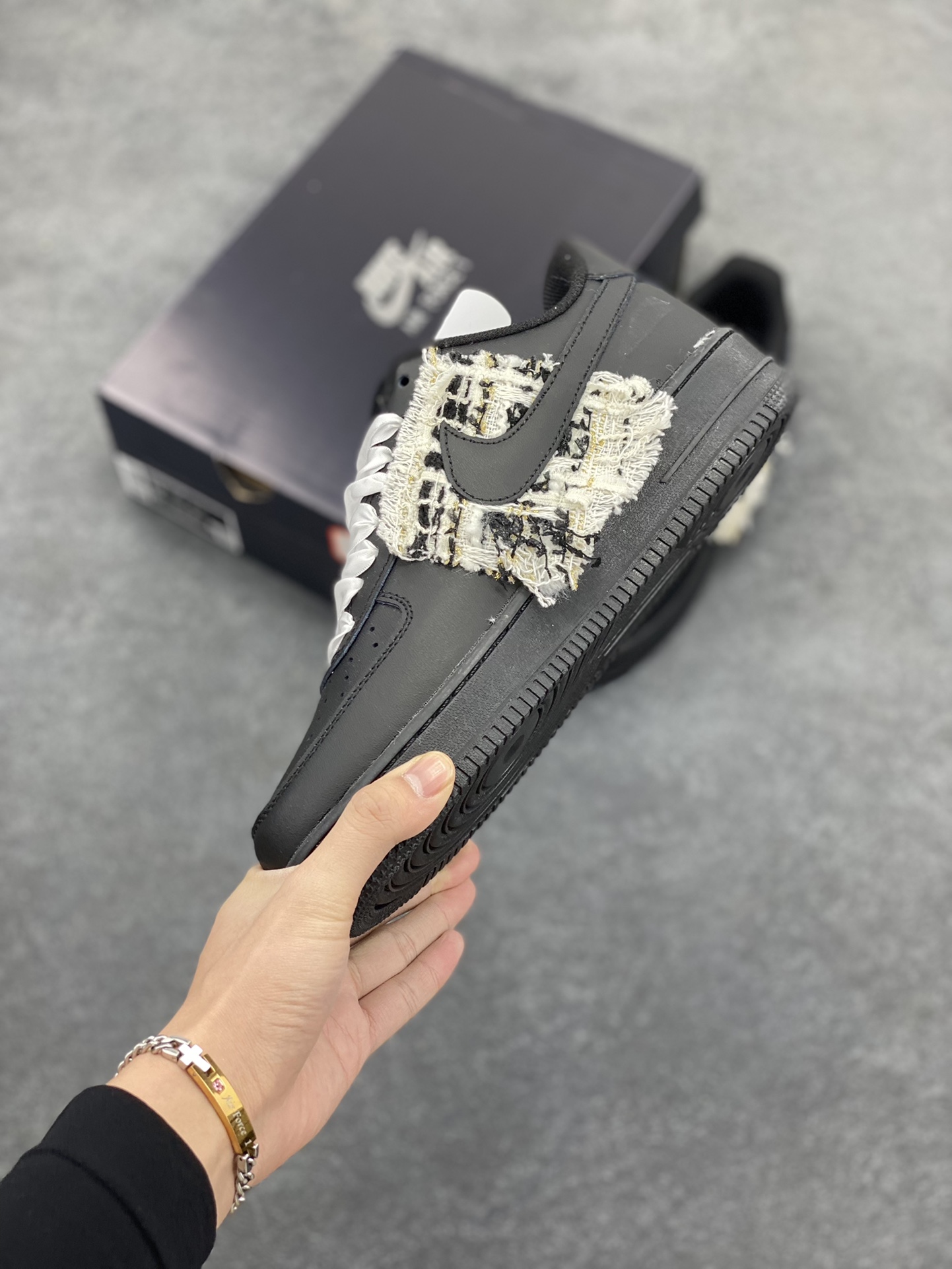 图片[3]-Nike Air Force 1 ’07 Low 空军一号低帮百搭休闲运动板鞋。柔软、弹性十足的缓震性能和出色的中底设计，横跨复古与现代的外型结合，造就出风靡全球三十多年的Force 1，直到今天还深受青睐 货号：DD8959-001 尺码：36 36.5 37.5 38 38.5 39 40 40.5 41 42 42.5 43 44 44.5 45-选品中心