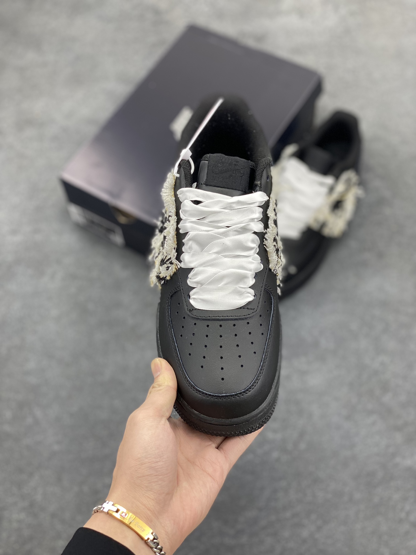 图片[2]-Nike Air Force 1 ’07 Low 空军一号低帮百搭休闲运动板鞋。柔软、弹性十足的缓震性能和出色的中底设计，横跨复古与现代的外型结合，造就出风靡全球三十多年的Force 1，直到今天还深受青睐 货号：DD8959-001 尺码：36 36.5 37.5 38 38.5 39 40 40.5 41 42 42.5 43 44 44.5 45-选品中心