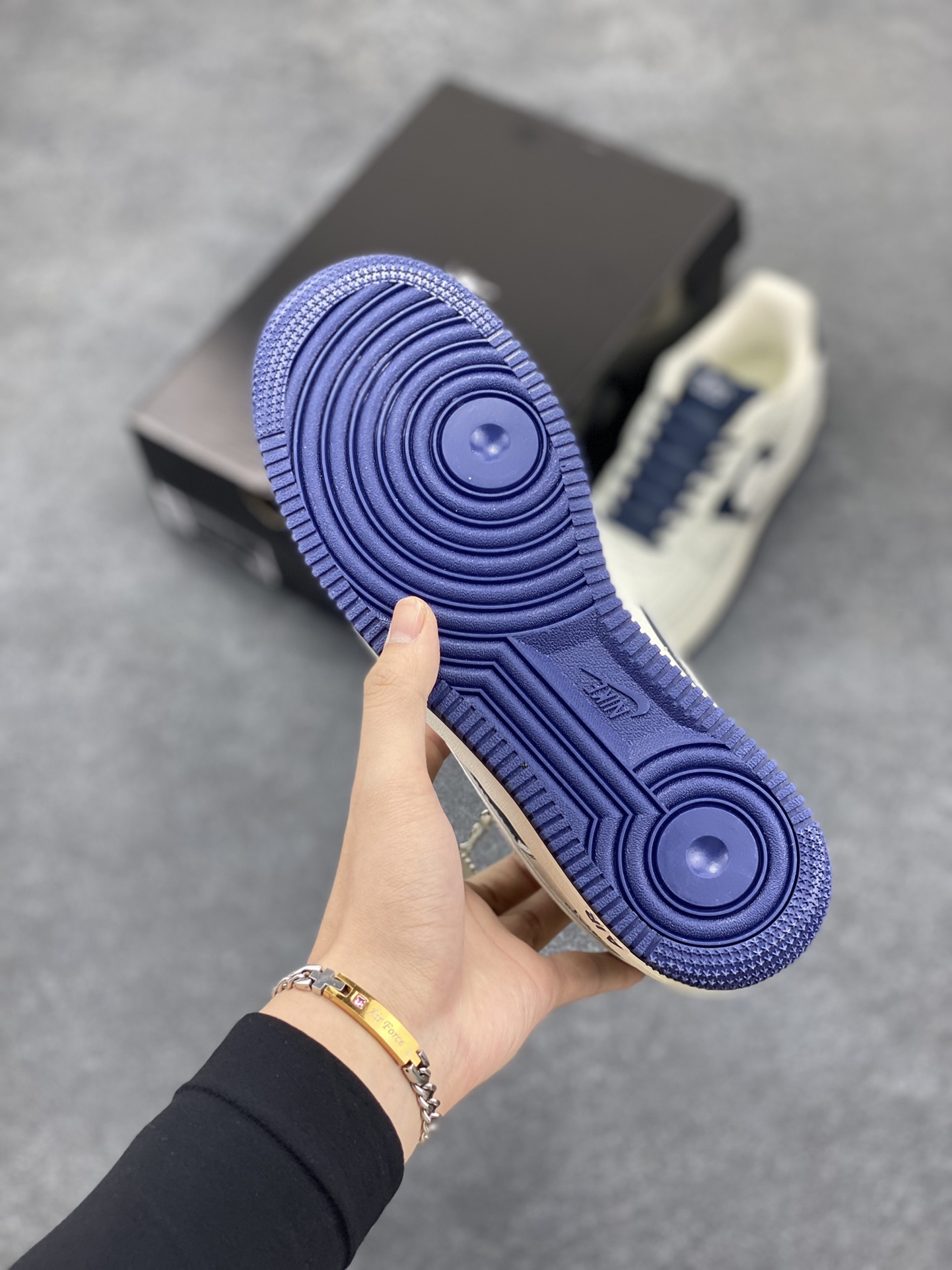 图片[5]-Nike Air Force 1 ’07 Low 空军一号低帮百搭休闲运动板鞋。柔软、弹性十足的缓震性能和出色的中底设计，横跨复古与现代的外型结合，造就出风靡全球三十多年的Force 1，直到今天还深受青睐 货号：KK1988-013 尺码：36 37.5 38 39 40 41 42 43 44 45-选品中心
