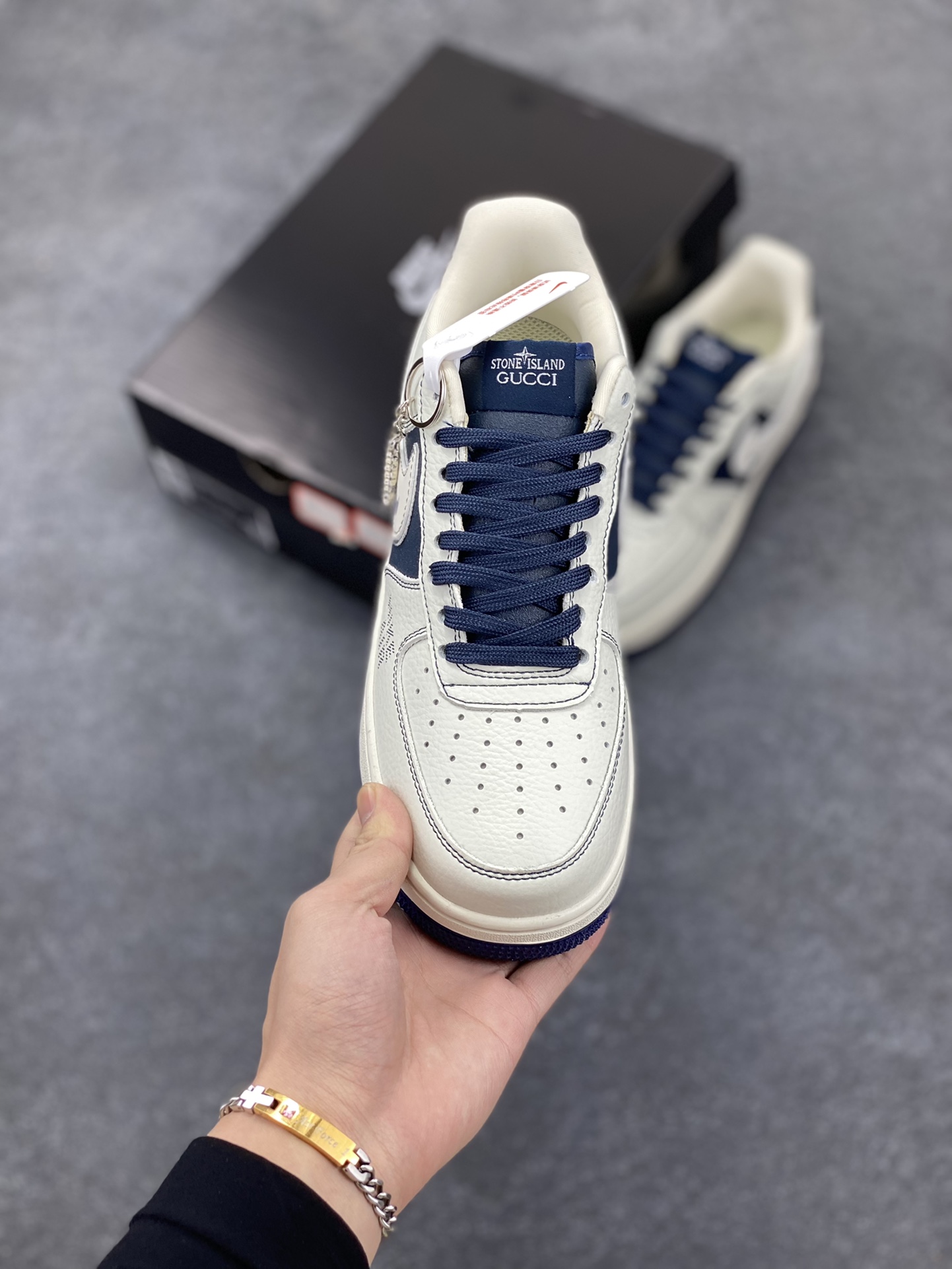 图片[2]-Nike Air Force 1 ’07 Low 空军一号低帮百搭休闲运动板鞋。柔软、弹性十足的缓震性能和出色的中底设计，横跨复古与现代的外型结合，造就出风靡全球三十多年的Force 1，直到今天还深受青睐 货号：KK1988-013 尺码：36 37.5 38 39 40 41 42 43 44 45-选品中心