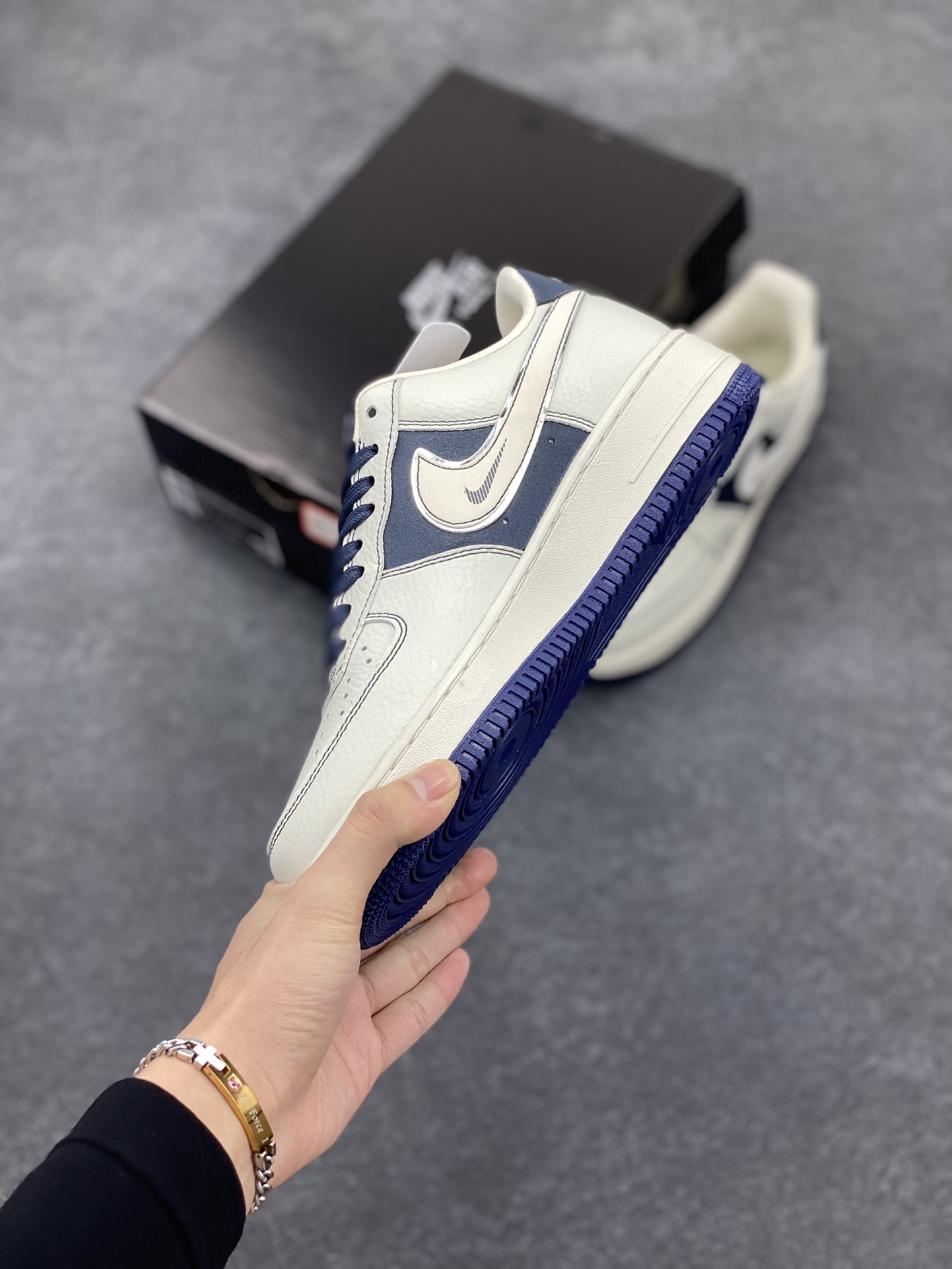 图片[3]-Nike Air Force 1 ’07 Low 空军一号低帮百搭休闲运动板鞋。柔软、弹性十足的缓震性能和出色的中底设计，横跨复古与现代的外型结合，造就出风靡全球三十多年的Force 1，直到今天还深受青睐 货号：KK1988-013 尺码：36 37.5 38 39 40 41 42 43 44 45-选品中心
