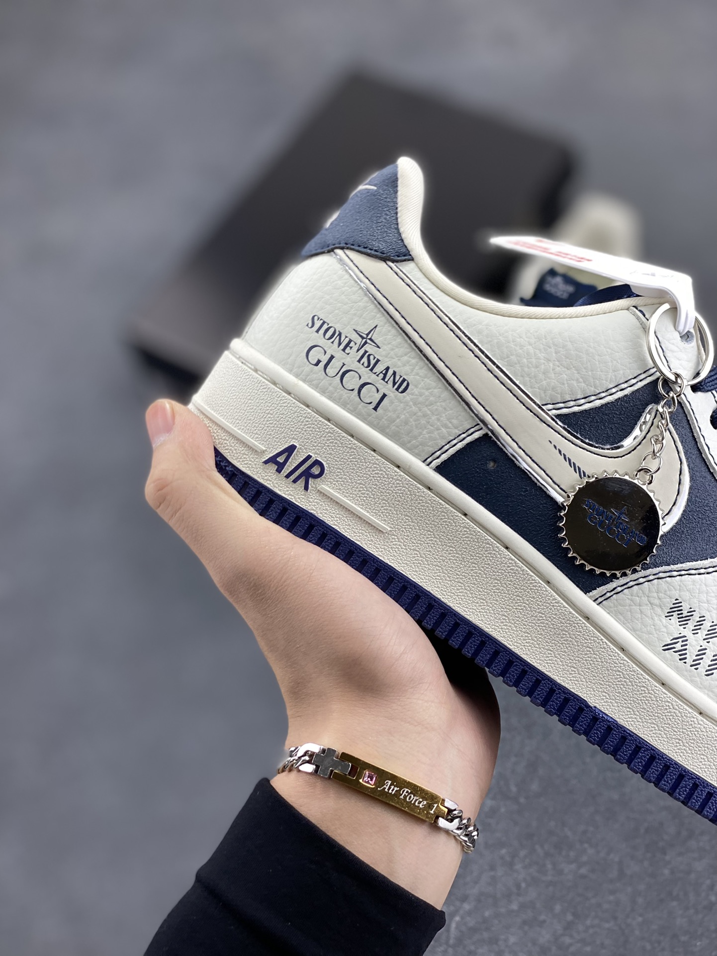 图片[6]-Nike Air Force 1 ’07 Low 空军一号低帮百搭休闲运动板鞋。柔软、弹性十足的缓震性能和出色的中底设计，横跨复古与现代的外型结合，造就出风靡全球三十多年的Force 1，直到今天还深受青睐 货号：KK1988-013 尺码：36 37.5 38 39 40 41 42 43 44 45-选品中心