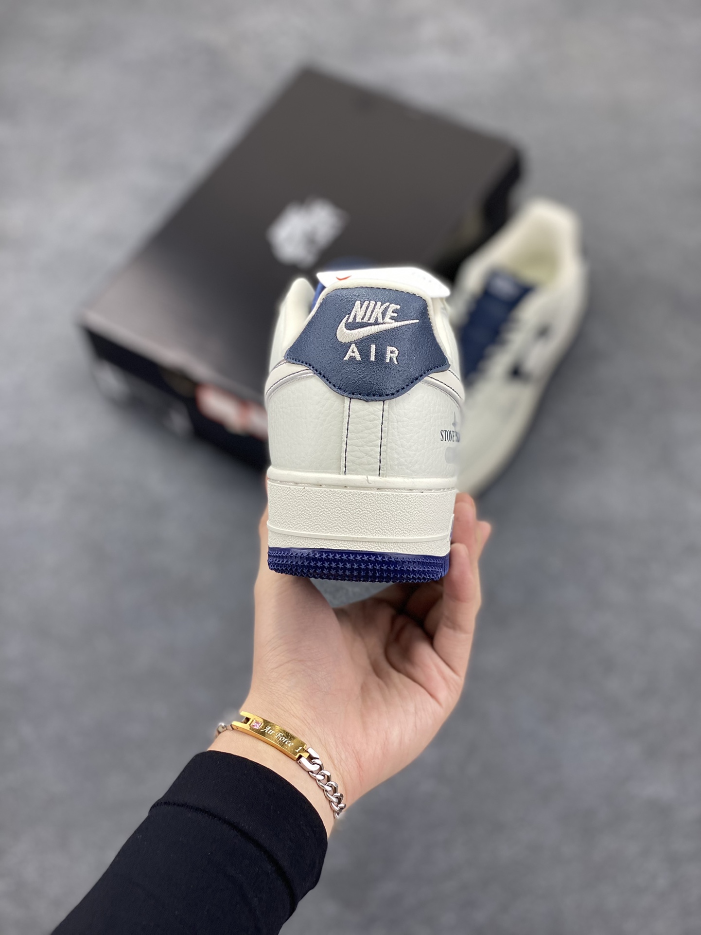 图片[4]-Nike Air Force 1 ’07 Low 空军一号低帮百搭休闲运动板鞋。柔软、弹性十足的缓震性能和出色的中底设计，横跨复古与现代的外型结合，造就出风靡全球三十多年的Force 1，直到今天还深受青睐 货号：KK1988-013 尺码：36 37.5 38 39 40 41 42 43 44 45-选品中心
