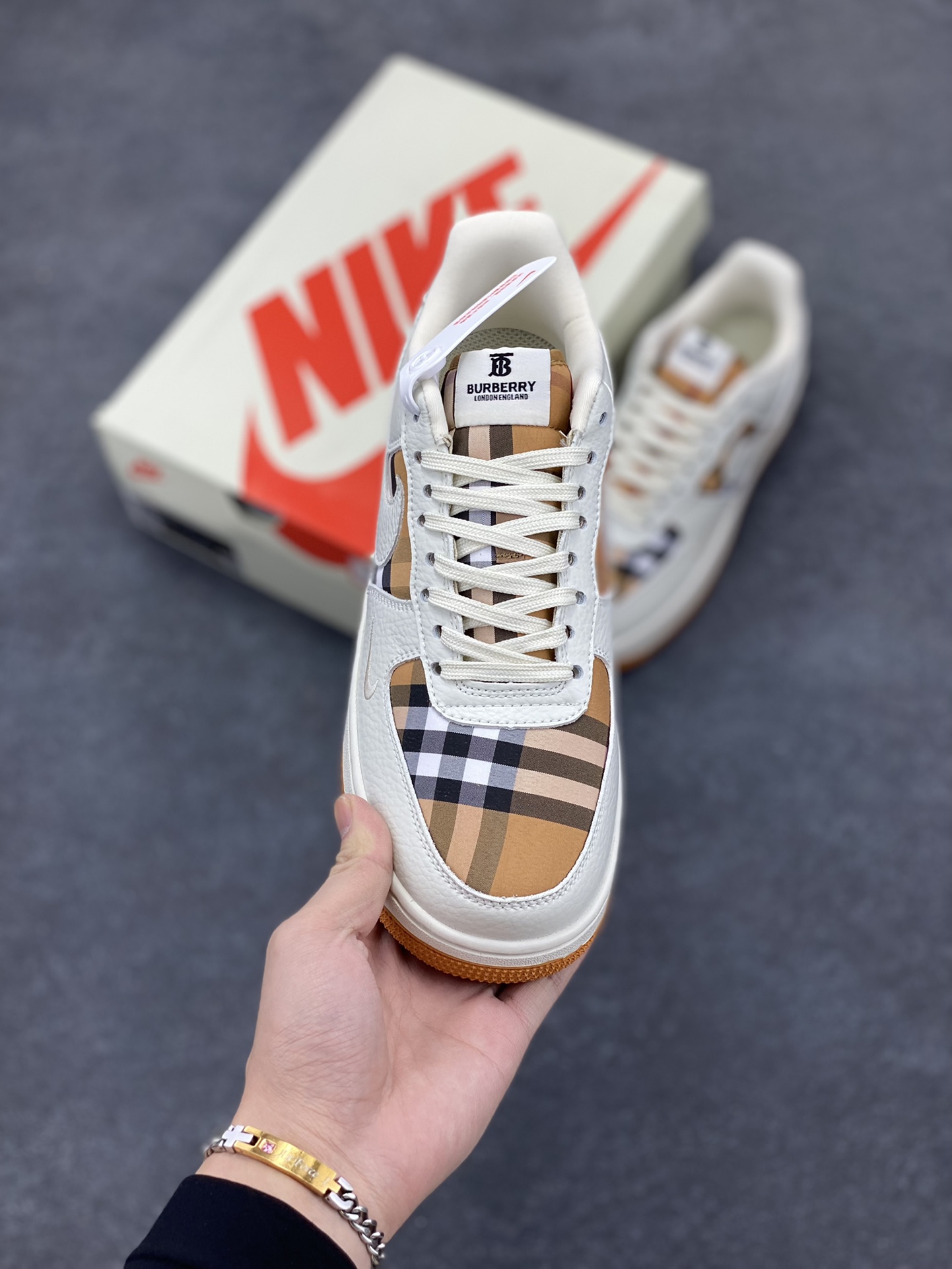 图片[2]-Nike Air Force 1 ’07 Low 空军一号低帮百搭休闲运动板鞋。柔软、弹性十足的缓震性能和出色的中底设计，横跨复古与现代的外型结合，造就出风靡全球三十多年的Force 1，直到今天还深受青睐 货号：DF0180-006 尺码：36 37.5 38 39 40 41 42 43 44 45-选品中心