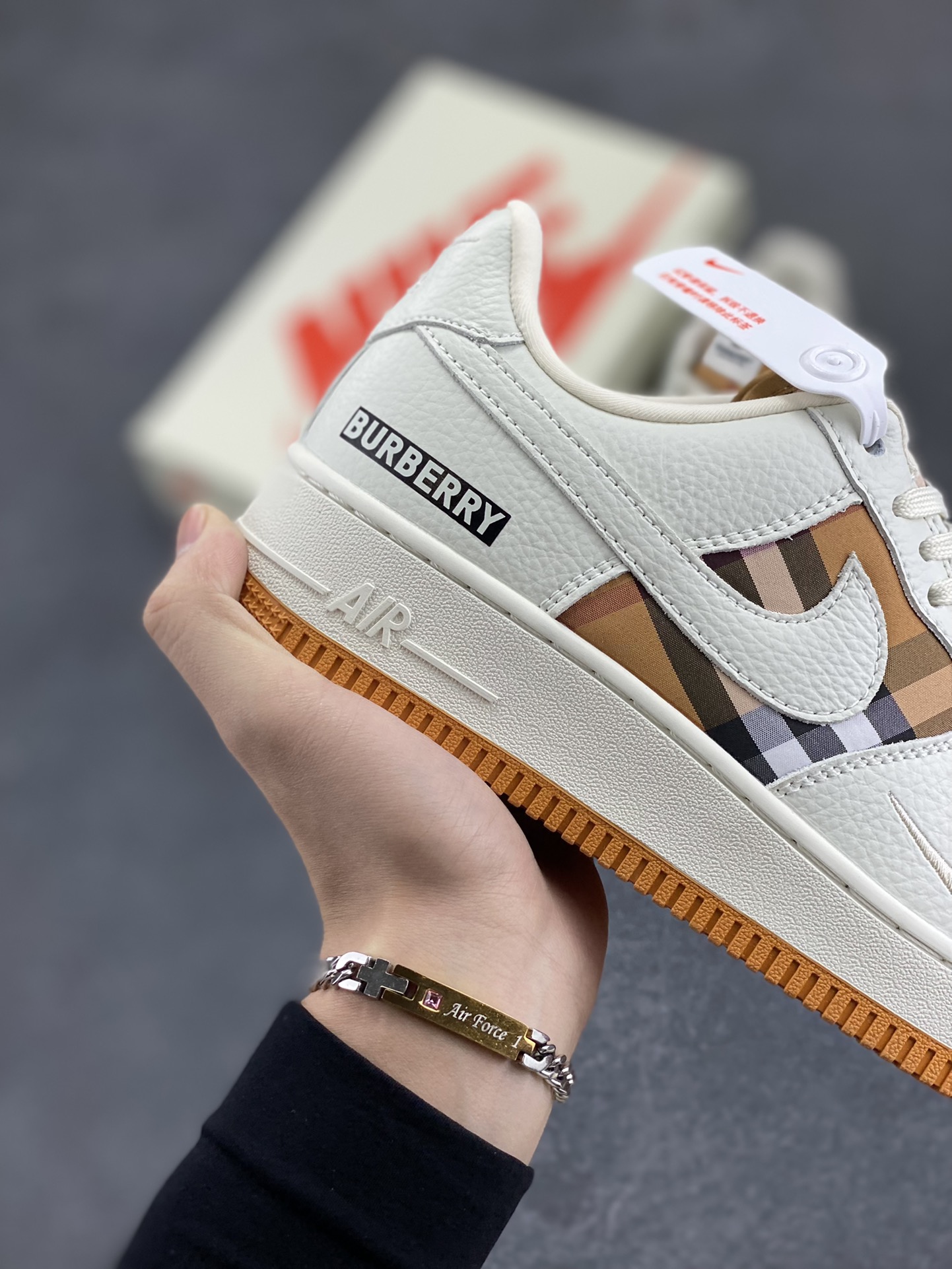 图片[6]-Nike Air Force 1 ’07 Low 空军一号低帮百搭休闲运动板鞋。柔软、弹性十足的缓震性能和出色的中底设计，横跨复古与现代的外型结合，造就出风靡全球三十多年的Force 1，直到今天还深受青睐 货号：DF0180-006 尺码：36 37.5 38 39 40 41 42 43 44 45-选品中心