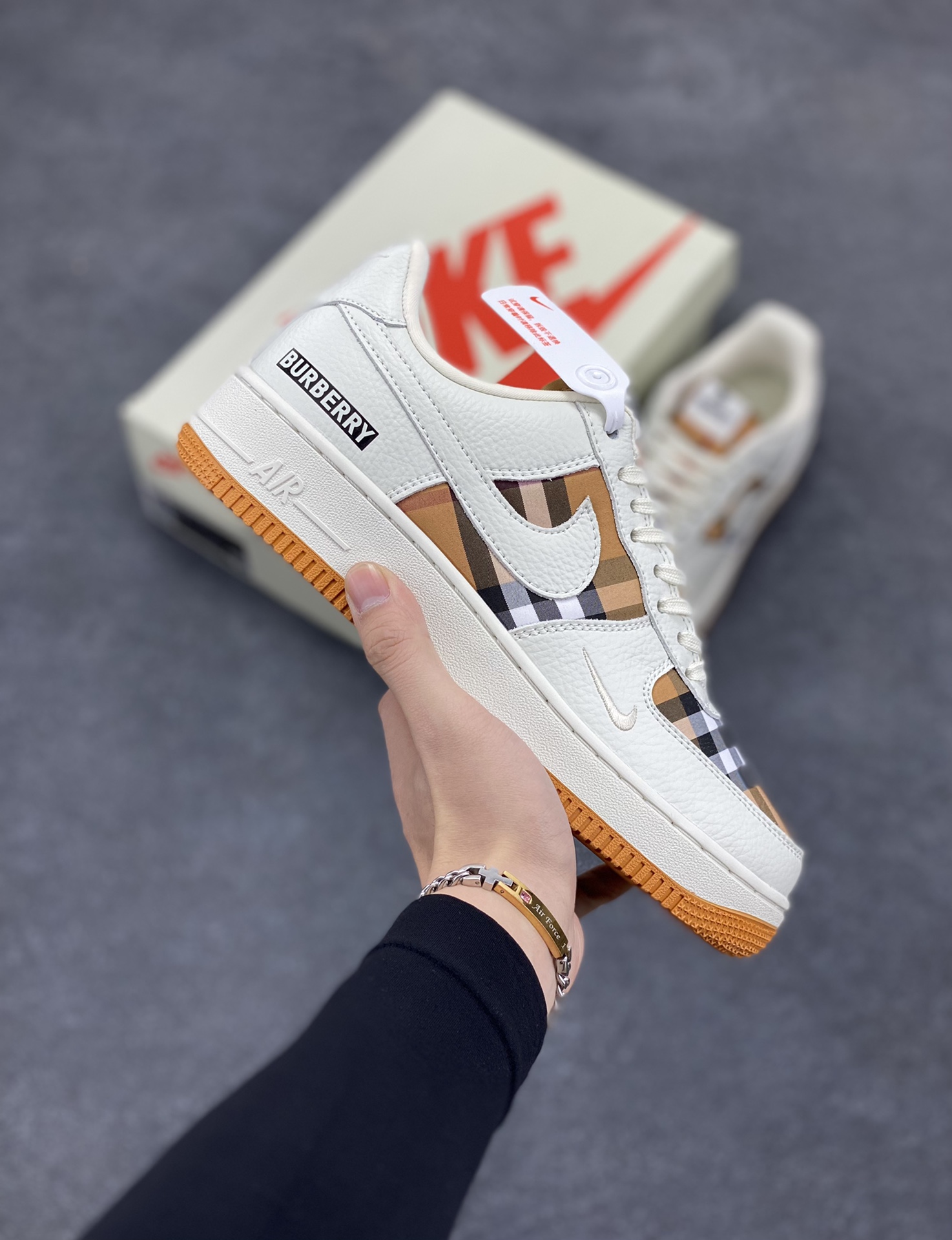 Nike Air Force 1 ’07 Low 空军一号低帮百搭休闲运动板鞋。柔软、弹性十足的缓震性能和出色的中底设计,横跨复古与现代的外型结合,造就出风靡全球三十多年的Force 1,直到今天还深受青睐 货号:DF0180-006 尺码:36 37.5 38 39 40 41 42 43 44 45-选品中心