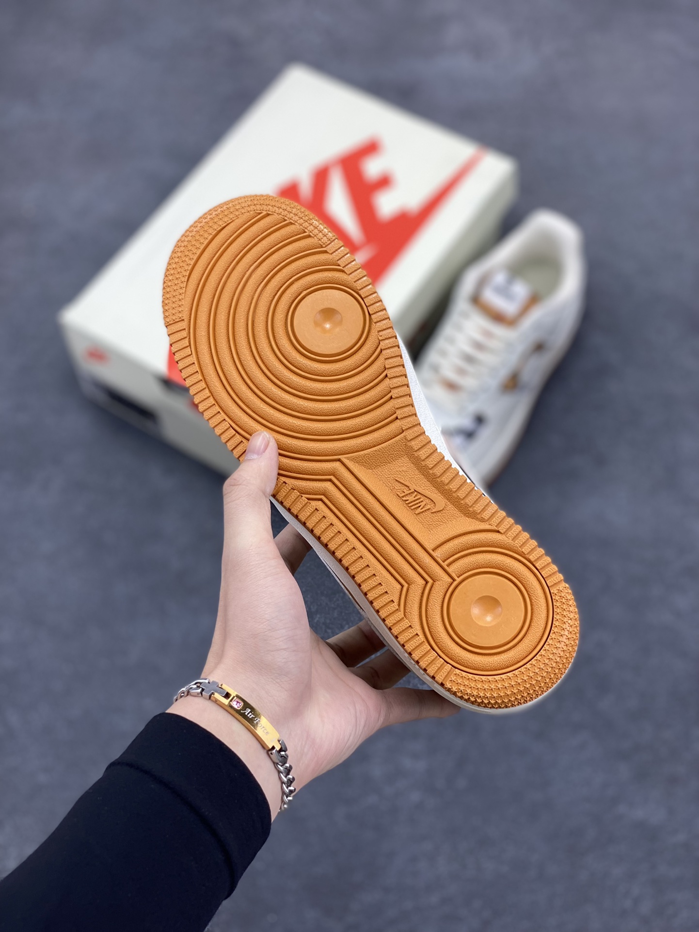 图片[5]-Nike Air Force 1 ’07 Low 空军一号低帮百搭休闲运动板鞋。柔软、弹性十足的缓震性能和出色的中底设计，横跨复古与现代的外型结合，造就出风靡全球三十多年的Force 1，直到今天还深受青睐 货号：DF0180-006 尺码：36 37.5 38 39 40 41 42 43 44 45-选品中心