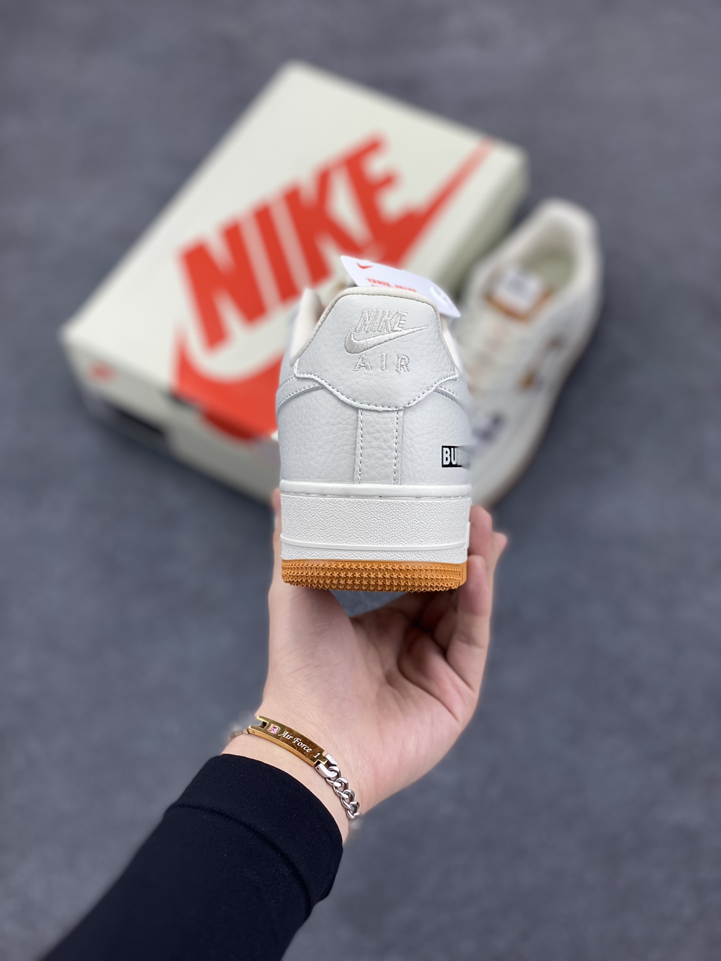 图片[4]-Nike Air Force 1 ’07 Low 空军一号低帮百搭休闲运动板鞋。柔软、弹性十足的缓震性能和出色的中底设计，横跨复古与现代的外型结合，造就出风靡全球三十多年的Force 1，直到今天还深受青睐 货号：DF0180-006 尺码：36 37.5 38 39 40 41 42 43 44 45-选品中心