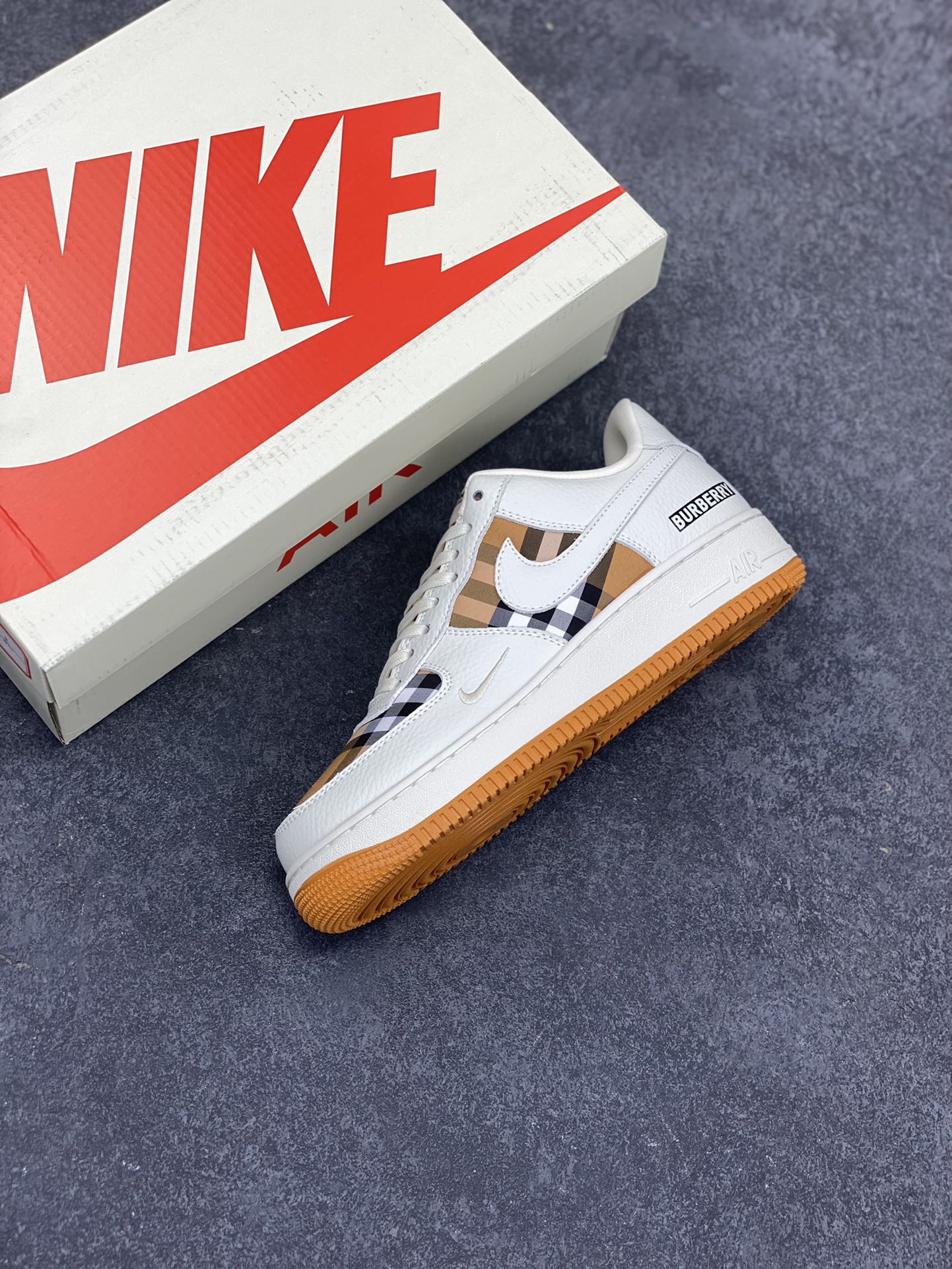 图片[7]-Nike Air Force 1 ’07 Low 空军一号低帮百搭休闲运动板鞋。柔软、弹性十足的缓震性能和出色的中底设计，横跨复古与现代的外型结合，造就出风靡全球三十多年的Force 1，直到今天还深受青睐 货号：DF0180-006 尺码：36 37.5 38 39 40 41 42 43 44 45-选品中心