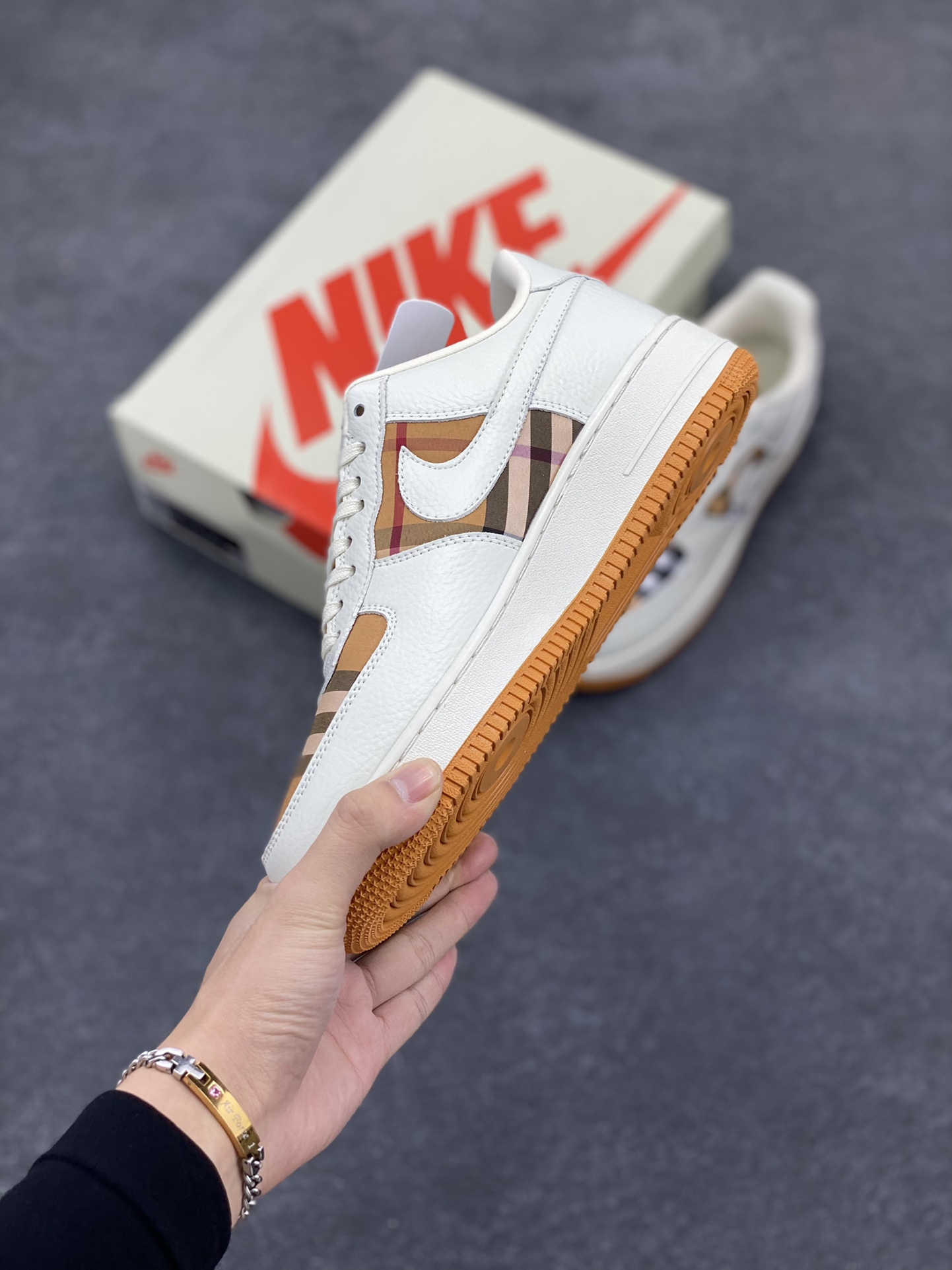 图片[3]-Nike Air Force 1 ’07 Low 空军一号低帮百搭休闲运动板鞋。柔软、弹性十足的缓震性能和出色的中底设计，横跨复古与现代的外型结合，造就出风靡全球三十多年的Force 1，直到今天还深受青睐 货号：DF0180-006 尺码：36 37.5 38 39 40 41 42 43 44 45-选品中心