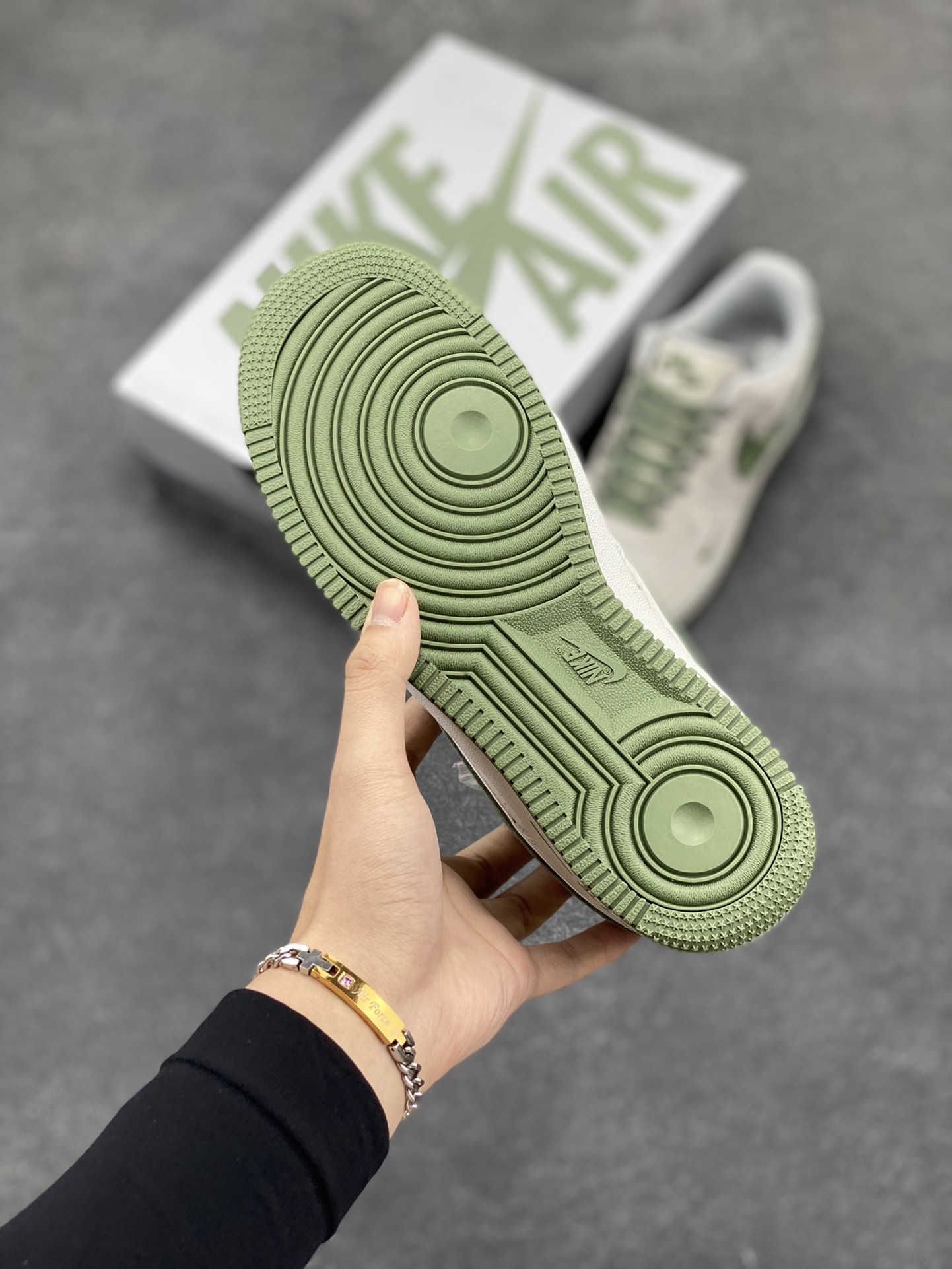 图片[5]-NIke Air Force 1 \’07 Low 麂皮灰绿 卫冕冠军 小勾满天星空军一号中帮运动休闲板鞋 3M反光进口麂皮 原装鞋盒原楦头原纸板 内置全掌气垫 高清洁度 货号：WW5021-623 尺码：36 36.5 37.5 38 38.5 39 40 40.5 41 42 42.5 43 44 44.5 45-选品中心