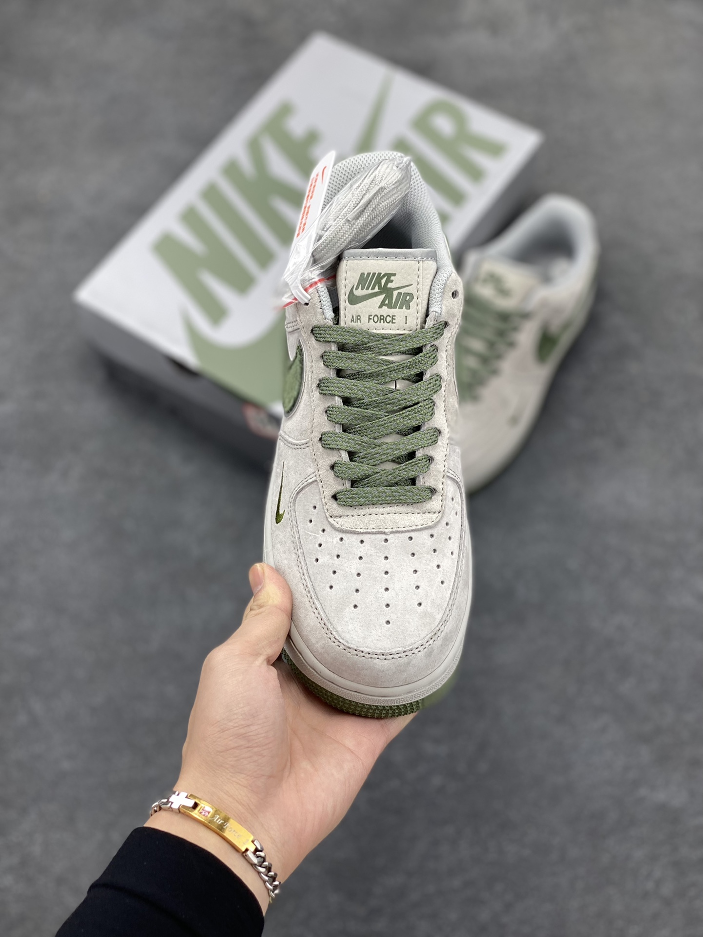 图片[2]-NIke Air Force 1 \’07 Low 麂皮灰绿 卫冕冠军 小勾满天星空军一号中帮运动休闲板鞋 3M反光进口麂皮 原装鞋盒原楦头原纸板 内置全掌气垫 高清洁度 货号：WW5021-623 尺码：36 36.5 37.5 38 38.5 39 40 40.5 41 42 42.5 43 44 44.5 45-选品中心