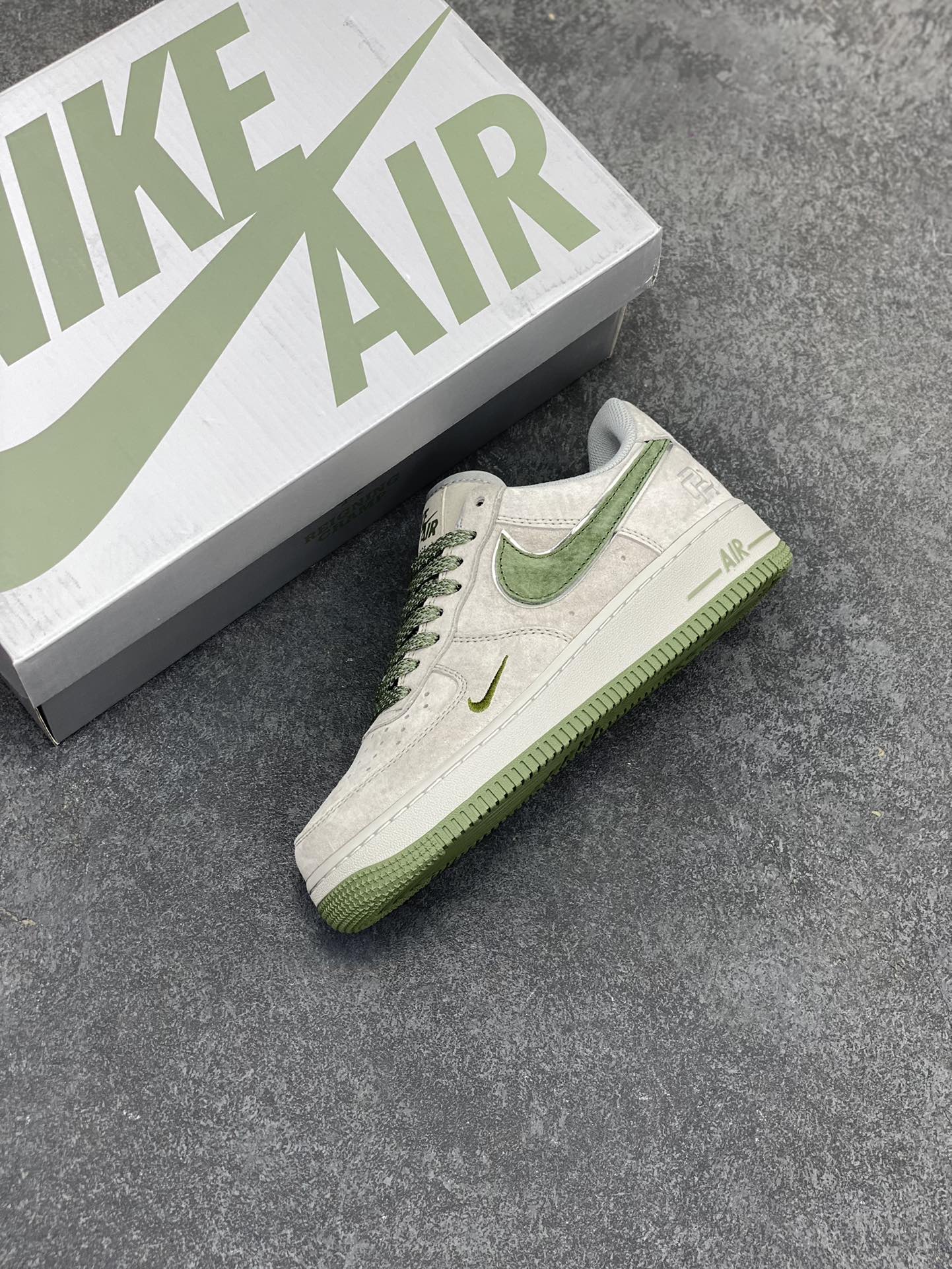 图片[7]-NIke Air Force 1 \’07 Low 麂皮灰绿 卫冕冠军 小勾满天星空军一号中帮运动休闲板鞋 3M反光进口麂皮 原装鞋盒原楦头原纸板 内置全掌气垫 高清洁度 货号：WW5021-623 尺码：36 36.5 37.5 38 38.5 39 40 40.5 41 42 42.5 43 44 44.5 45-选品中心