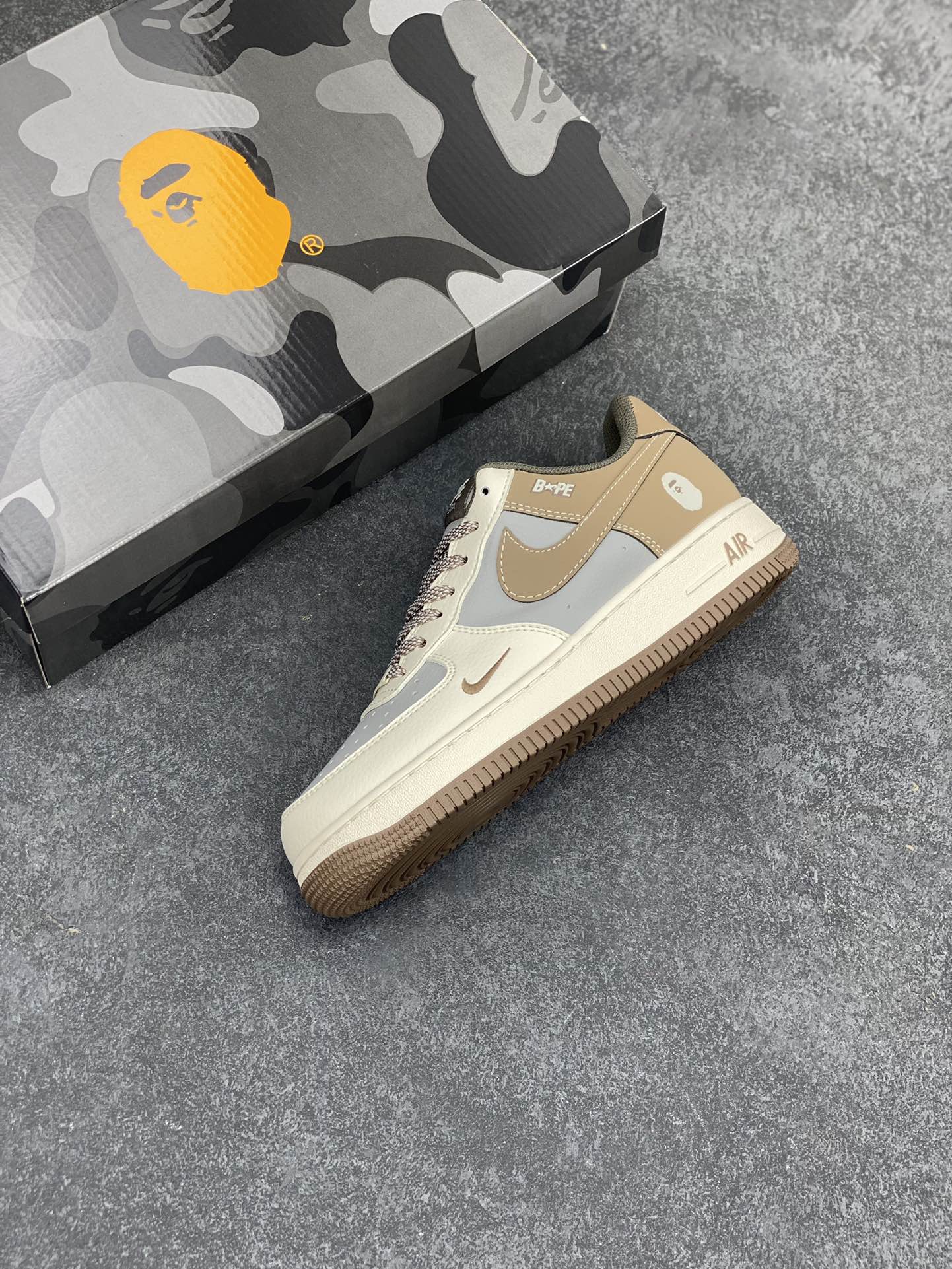 图片[7]-NIke Air Force 1 \’07 Low “Bape联名–米灰棕”空军一号 低帮 运动鞋 休闲鞋 折边针车 工艺难度大 原楦头原纸板 原装鞋盒 定制五金配件 内置全掌气垫 原厂鞋底 货号：BB6566-210 尺码：36 36.5 37.5 38 38.5 39 40 40.5 41 42 42.5 43 44 44.5 45-选品中心