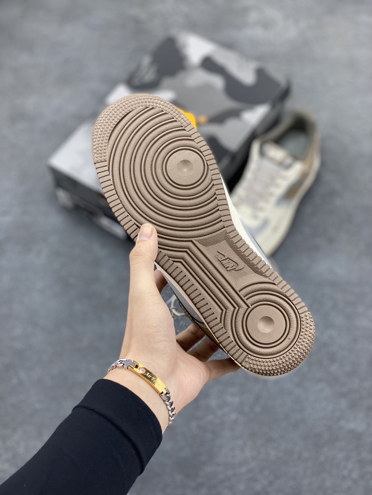 图片[5]-NIke Air Force 1 \’07 Low “Bape联名–米灰棕”空军一号 低帮 运动鞋 休闲鞋 折边针车 工艺难度大 原楦头原纸板 原装鞋盒 定制五金配件 内置全掌气垫 原厂鞋底 货号：BB6566-210 尺码：36 36.5 37.5 38 38.5 39 40 40.5 41 42 42.5 43 44 44.5 45-选品中心