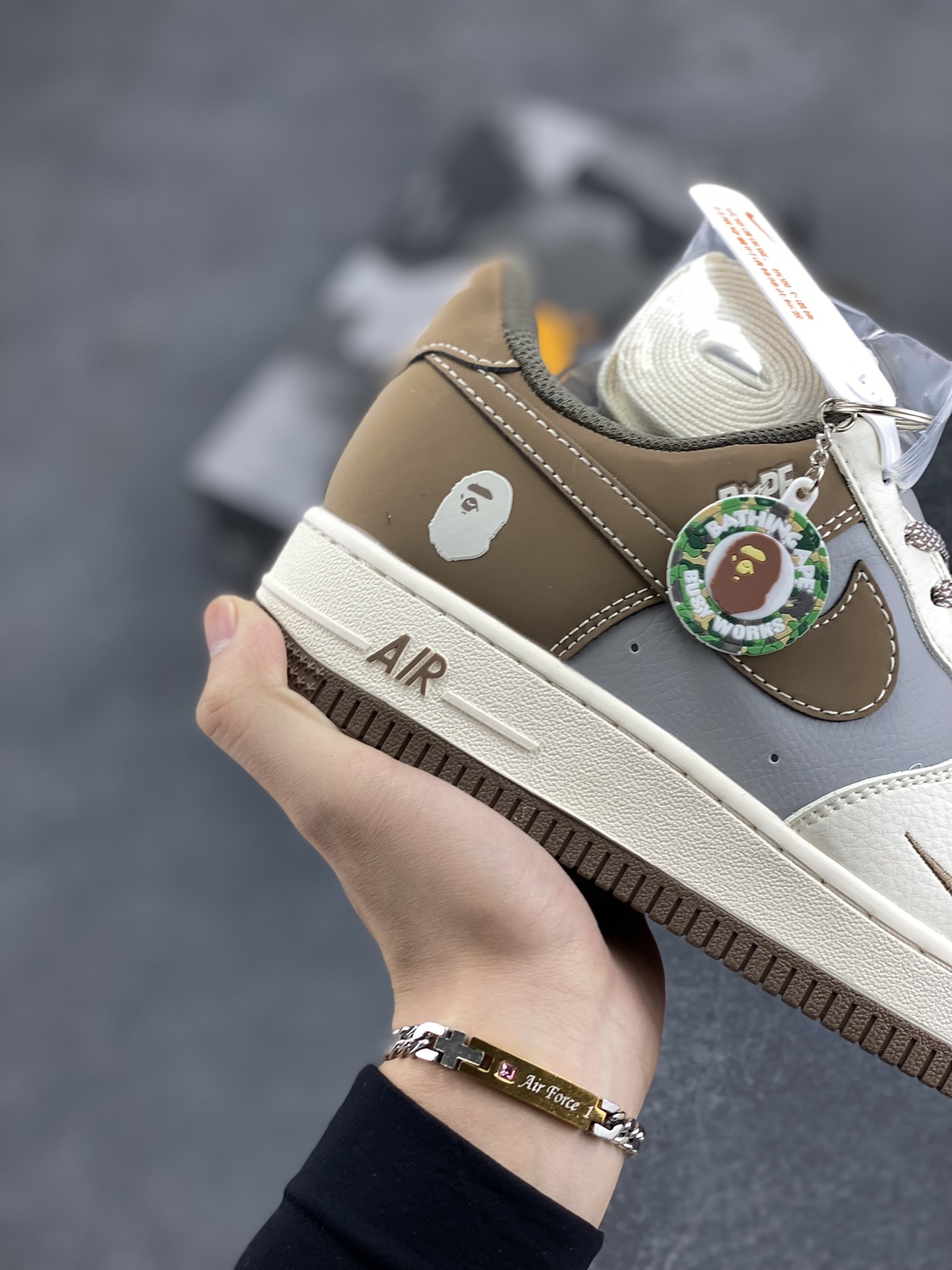 图片[6]-NIke Air Force 1 \’07 Low “Bape联名–米灰棕”空军一号 低帮 运动鞋 休闲鞋 折边针车 工艺难度大 原楦头原纸板 原装鞋盒 定制五金配件 内置全掌气垫 原厂鞋底 货号：BB6566-210 尺码：36 36.5 37.5 38 38.5 39 40 40.5 41 42 42.5 43 44 44.5 45-选品中心