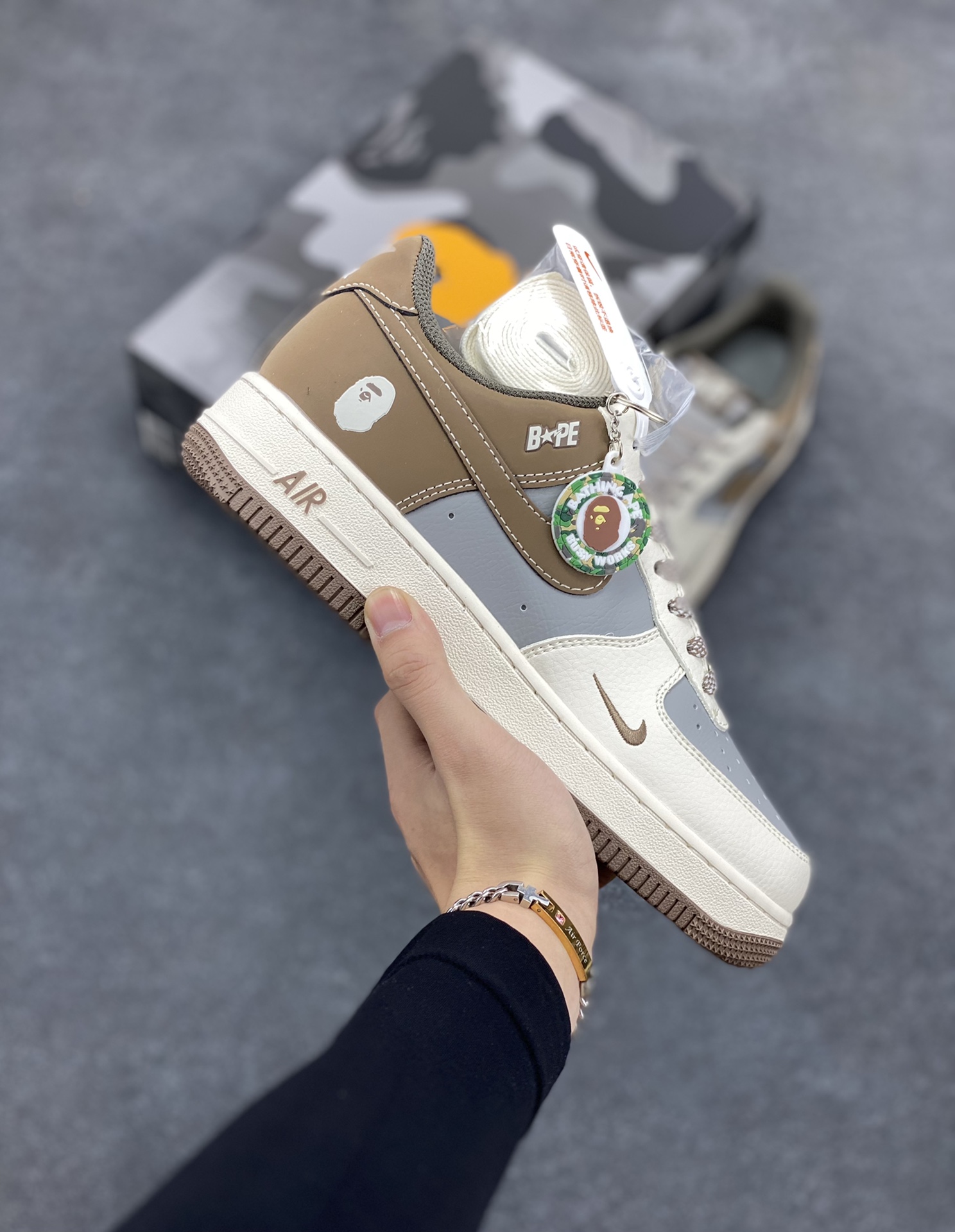 NIke Air Force 1 \’07 Low “Bape联名–米灰棕”空军一号 低帮 运动鞋 休闲鞋 折边针车 工艺难度大 原楦头原纸板 原装鞋盒 定制五金配件 内置全掌气垫 原厂鞋底 货号:BB6566-210 尺码:36 36.5 37.5 38 38.5 39 40 40.5 41 42 42.5 43 44 44.5 45-选品中心