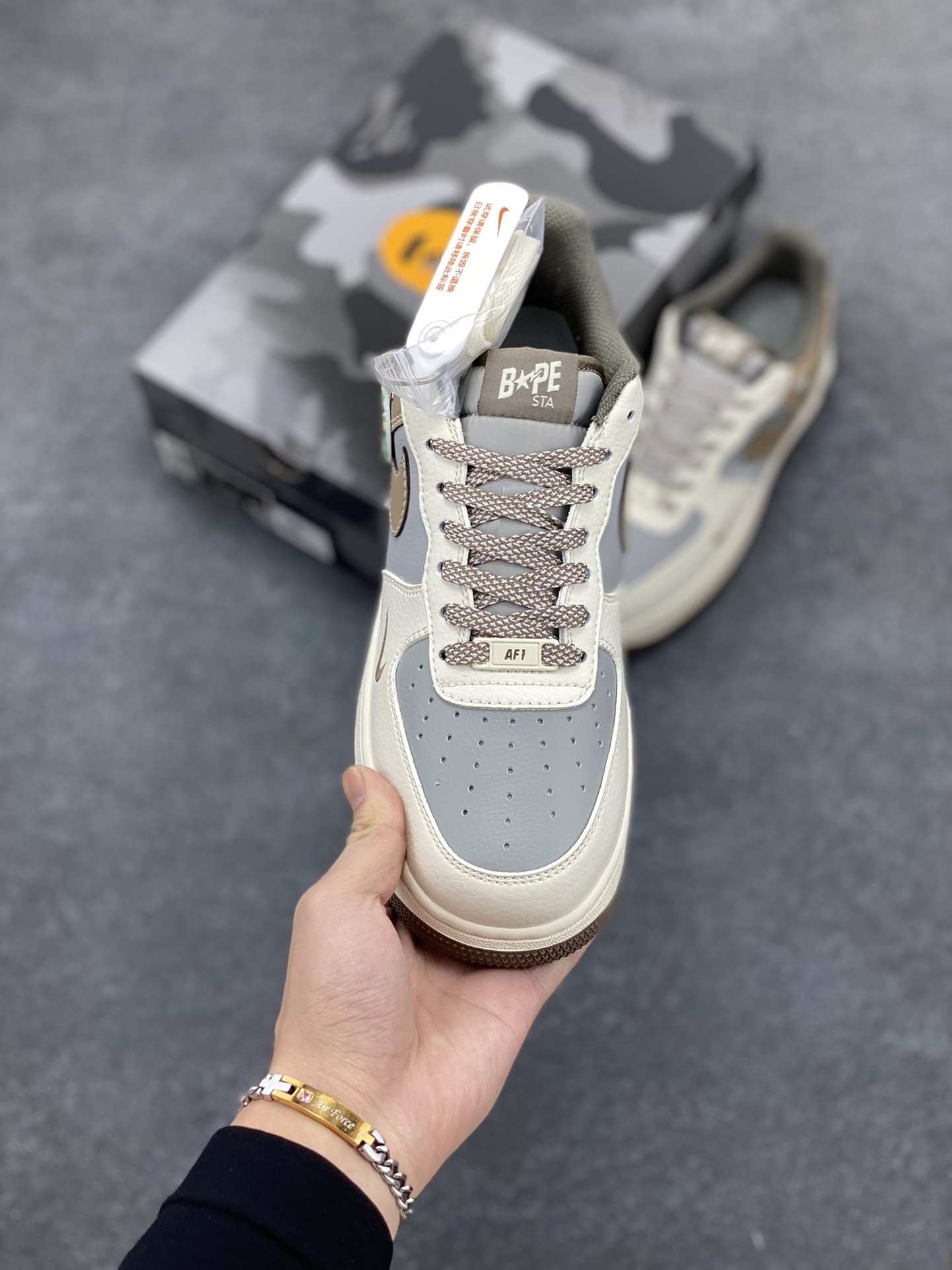 图片[2]-NIke Air Force 1 \’07 Low “Bape联名–米灰棕”空军一号 低帮 运动鞋 休闲鞋 折边针车 工艺难度大 原楦头原纸板 原装鞋盒 定制五金配件 内置全掌气垫 原厂鞋底 货号：BB6566-210 尺码：36 36.5 37.5 38 38.5 39 40 40.5 41 42 42.5 43 44 44.5 45-选品中心