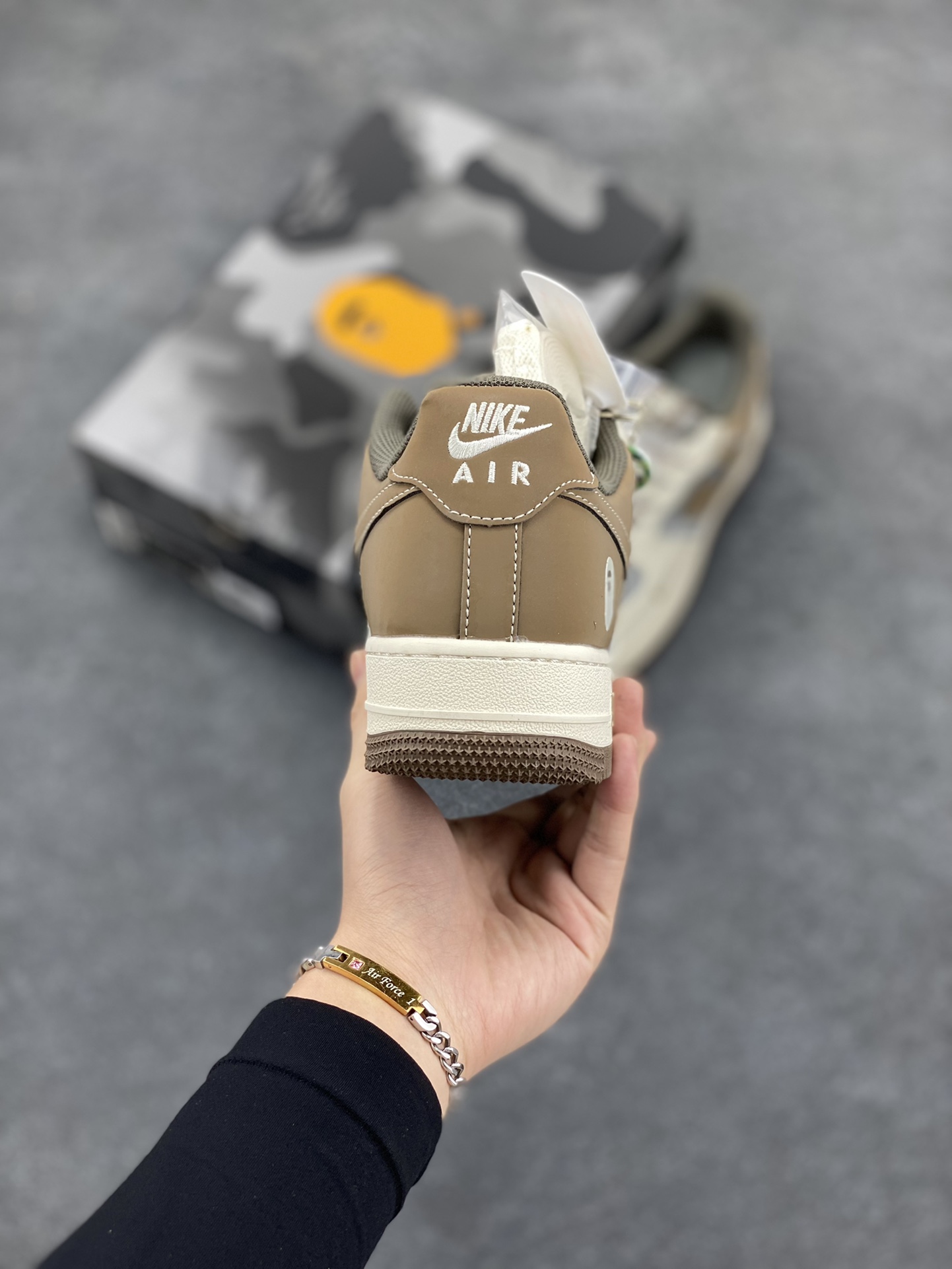 图片[4]-NIke Air Force 1 \’07 Low “Bape联名–米灰棕”空军一号 低帮 运动鞋 休闲鞋 折边针车 工艺难度大 原楦头原纸板 原装鞋盒 定制五金配件 内置全掌气垫 原厂鞋底 货号：BB6566-210 尺码：36 36.5 37.5 38 38.5 39 40 40.5 41 42 42.5 43 44 44.5 45-选品中心