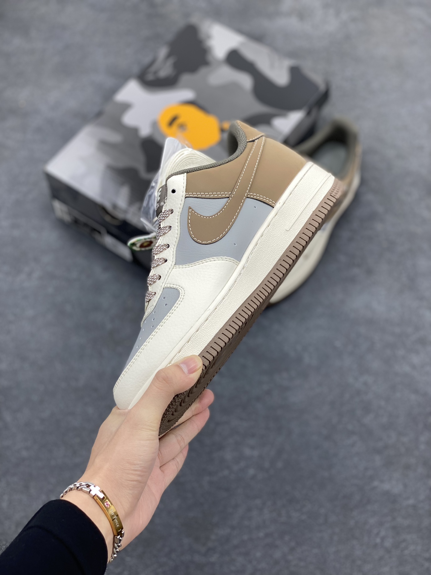 图片[3]-NIke Air Force 1 \’07 Low “Bape联名–米灰棕”空军一号 低帮 运动鞋 休闲鞋 折边针车 工艺难度大 原楦头原纸板 原装鞋盒 定制五金配件 内置全掌气垫 原厂鞋底 货号：BB6566-210 尺码：36 36.5 37.5 38 38.5 39 40 40.5 41 42 42.5 43 44 44.5 45-选品中心