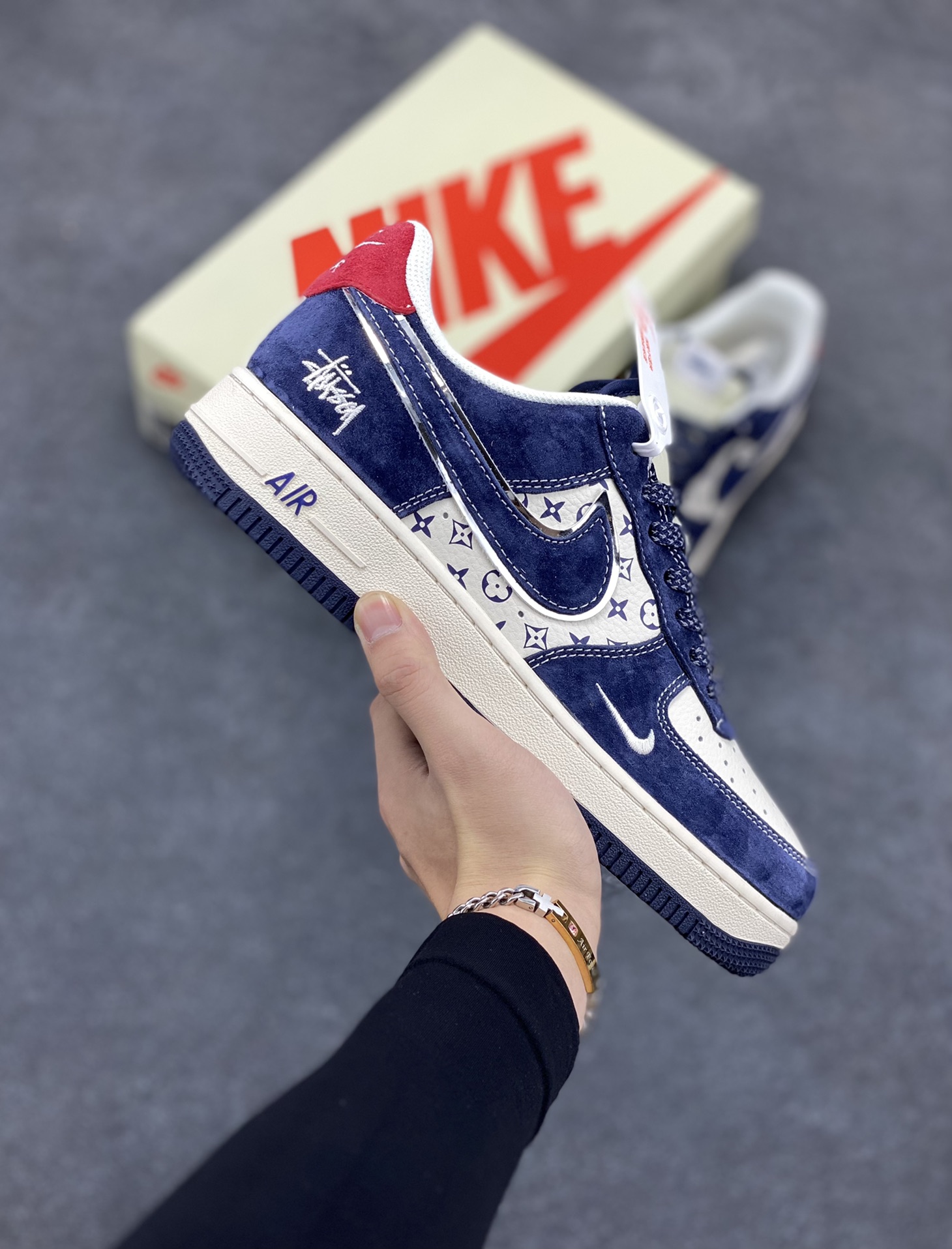 NIke Air Force 1 \’07 Low “斯图西联名–深蓝红印花”空军一号 低帮 运动鞋 休闲鞋 折边针车 工艺难度大 原楦头原纸板 原装鞋盒 定制五金配件 内置全掌气垫 原厂鞋底 货号:XZ6188-350 尺码:36 36.5 37.5 38 38.5 39 40 40.5 41 42 42.5 43 44 44.5 45-选品中心