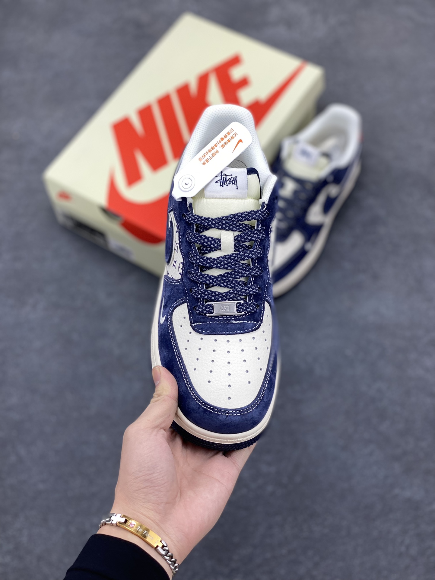 图片[2]-NIke Air Force 1 \’07 Low “斯图西联名–深蓝红印花”空军一号 低帮 运动鞋 休闲鞋 折边针车 工艺难度大 原楦头原纸板 原装鞋盒 定制五金配件 内置全掌气垫 原厂鞋底 货号：XZ6188-350 尺码：36 36.5 37.5 38 38.5 39 40 40.5 41 42 42.5 43 44 44.5 45-选品中心