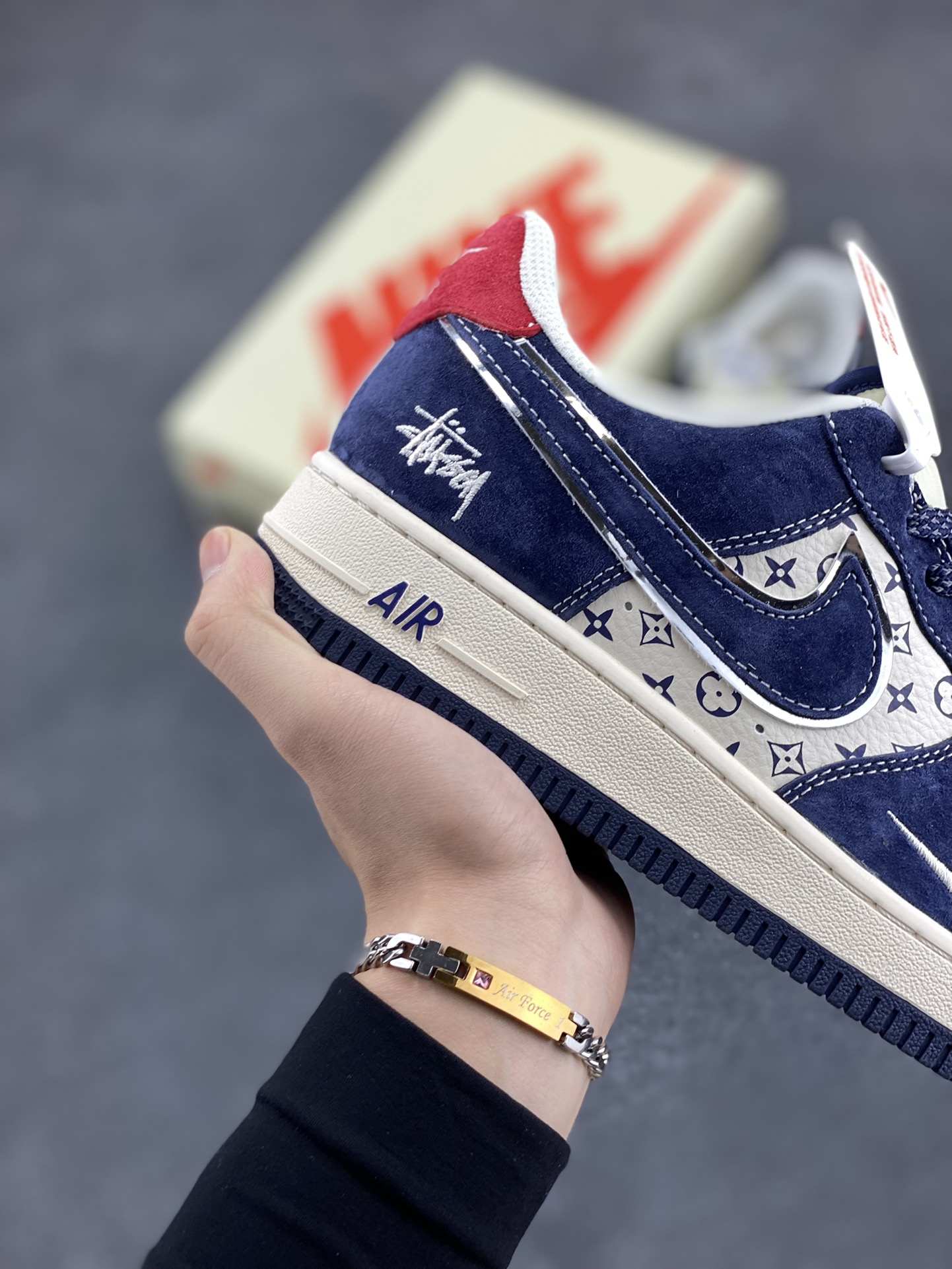 图片[6]-NIke Air Force 1 \’07 Low “斯图西联名–深蓝红印花”空军一号 低帮 运动鞋 休闲鞋 折边针车 工艺难度大 原楦头原纸板 原装鞋盒 定制五金配件 内置全掌气垫 原厂鞋底 货号：XZ6188-350 尺码：36 36.5 37.5 38 38.5 39 40 40.5 41 42 42.5 43 44 44.5 45-选品中心