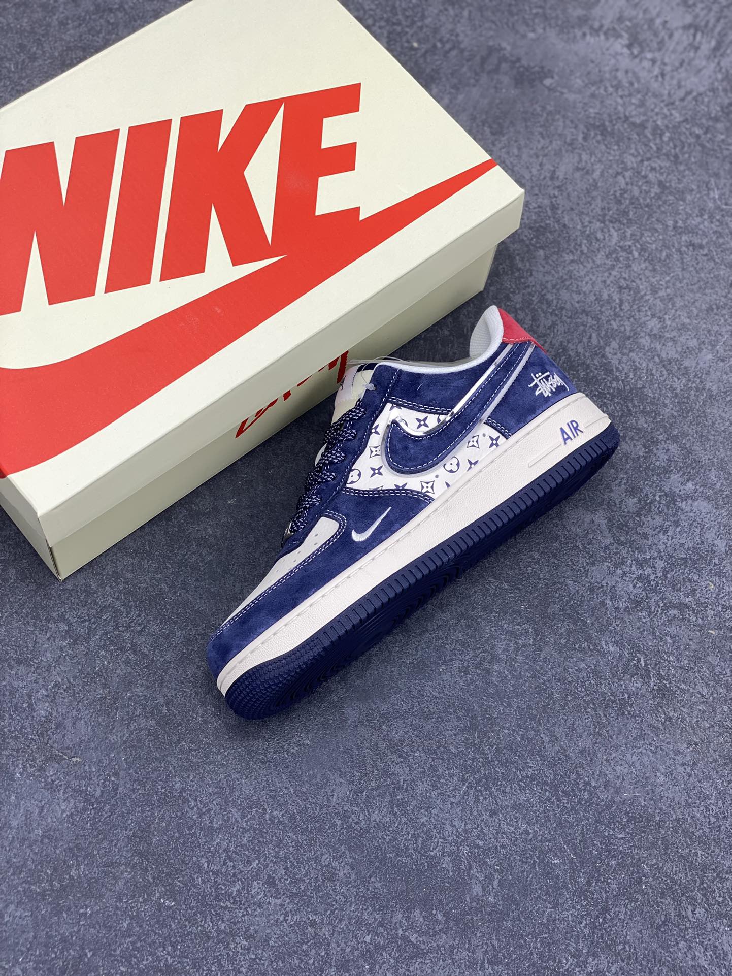 图片[7]-NIke Air Force 1 \’07 Low “斯图西联名–深蓝红印花”空军一号 低帮 运动鞋 休闲鞋 折边针车 工艺难度大 原楦头原纸板 原装鞋盒 定制五金配件 内置全掌气垫 原厂鞋底 货号：XZ6188-350 尺码：36 36.5 37.5 38 38.5 39 40 40.5 41 42 42.5 43 44 44.5 45-选品中心