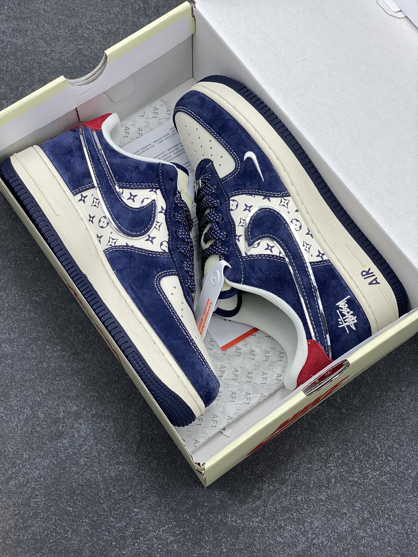 图片[9]-NIke Air Force 1 \’07 Low “斯图西联名–深蓝红印花”空军一号 低帮 运动鞋 休闲鞋 折边针车 工艺难度大 原楦头原纸板 原装鞋盒 定制五金配件 内置全掌气垫 原厂鞋底 货号：XZ6188-350 尺码：36 36.5 37.5 38 38.5 39 40 40.5 41 42 42.5 43 44 44.5 45-选品中心