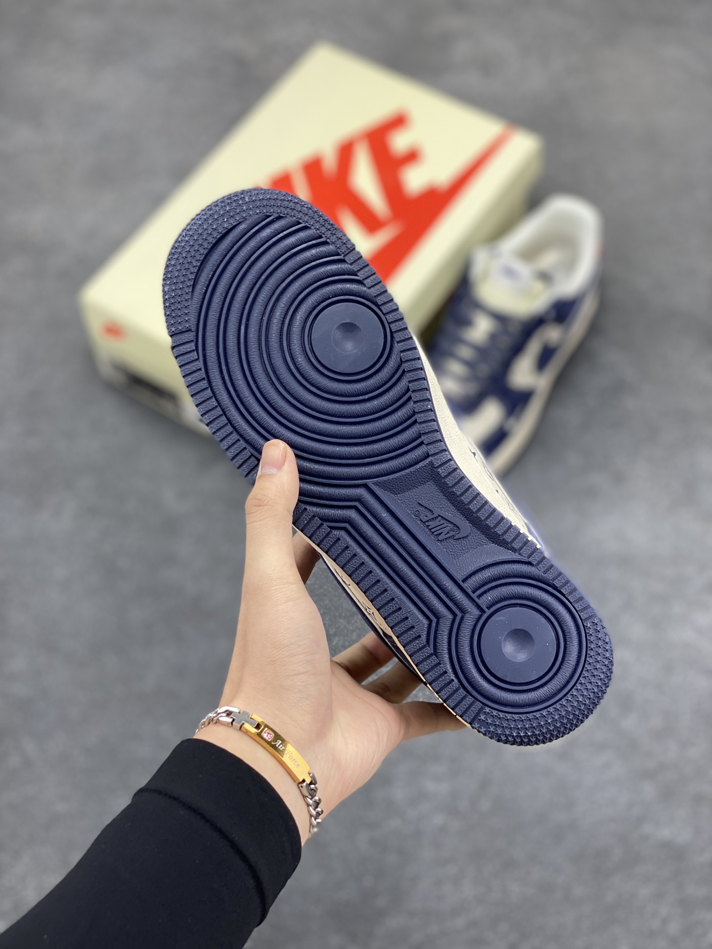 图片[5]-NIke Air Force 1 \’07 Low “斯图西联名–深蓝红印花”空军一号 低帮 运动鞋 休闲鞋 折边针车 工艺难度大 原楦头原纸板 原装鞋盒 定制五金配件 内置全掌气垫 原厂鞋底 货号：XZ6188-350 尺码：36 36.5 37.5 38 38.5 39 40 40.5 41 42 42.5 43 44 44.5 45-选品中心