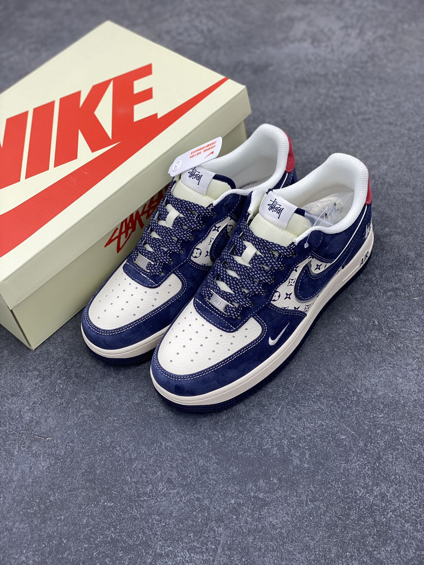 图片[8]-NIke Air Force 1 \’07 Low “斯图西联名–深蓝红印花”空军一号 低帮 运动鞋 休闲鞋 折边针车 工艺难度大 原楦头原纸板 原装鞋盒 定制五金配件 内置全掌气垫 原厂鞋底 货号：XZ6188-350 尺码：36 36.5 37.5 38 38.5 39 40 40.5 41 42 42.5 43 44 44.5 45-选品中心