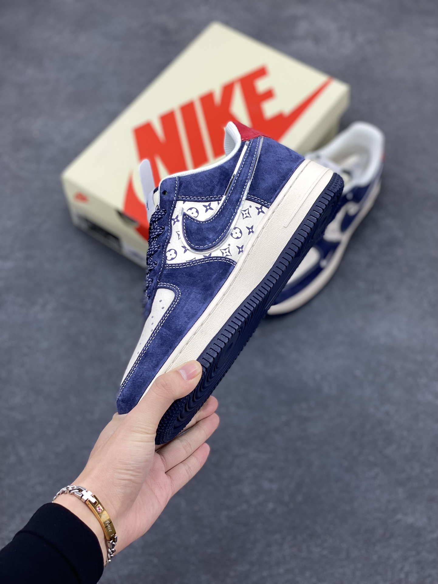 图片[3]-NIke Air Force 1 \’07 Low “斯图西联名–深蓝红印花”空军一号 低帮 运动鞋 休闲鞋 折边针车 工艺难度大 原楦头原纸板 原装鞋盒 定制五金配件 内置全掌气垫 原厂鞋底 货号：XZ6188-350 尺码：36 36.5 37.5 38 38.5 39 40 40.5 41 42 42.5 43 44 44.5 45-选品中心