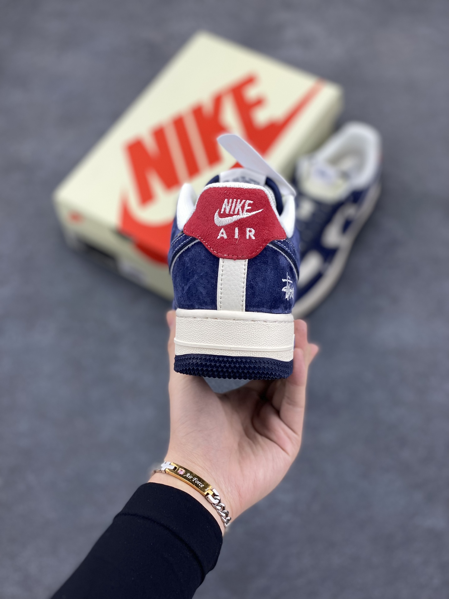 图片[4]-NIke Air Force 1 \’07 Low “斯图西联名–深蓝红印花”空军一号 低帮 运动鞋 休闲鞋 折边针车 工艺难度大 原楦头原纸板 原装鞋盒 定制五金配件 内置全掌气垫 原厂鞋底 货号：XZ6188-350 尺码：36 36.5 37.5 38 38.5 39 40 40.5 41 42 42.5 43 44 44.5 45-选品中心