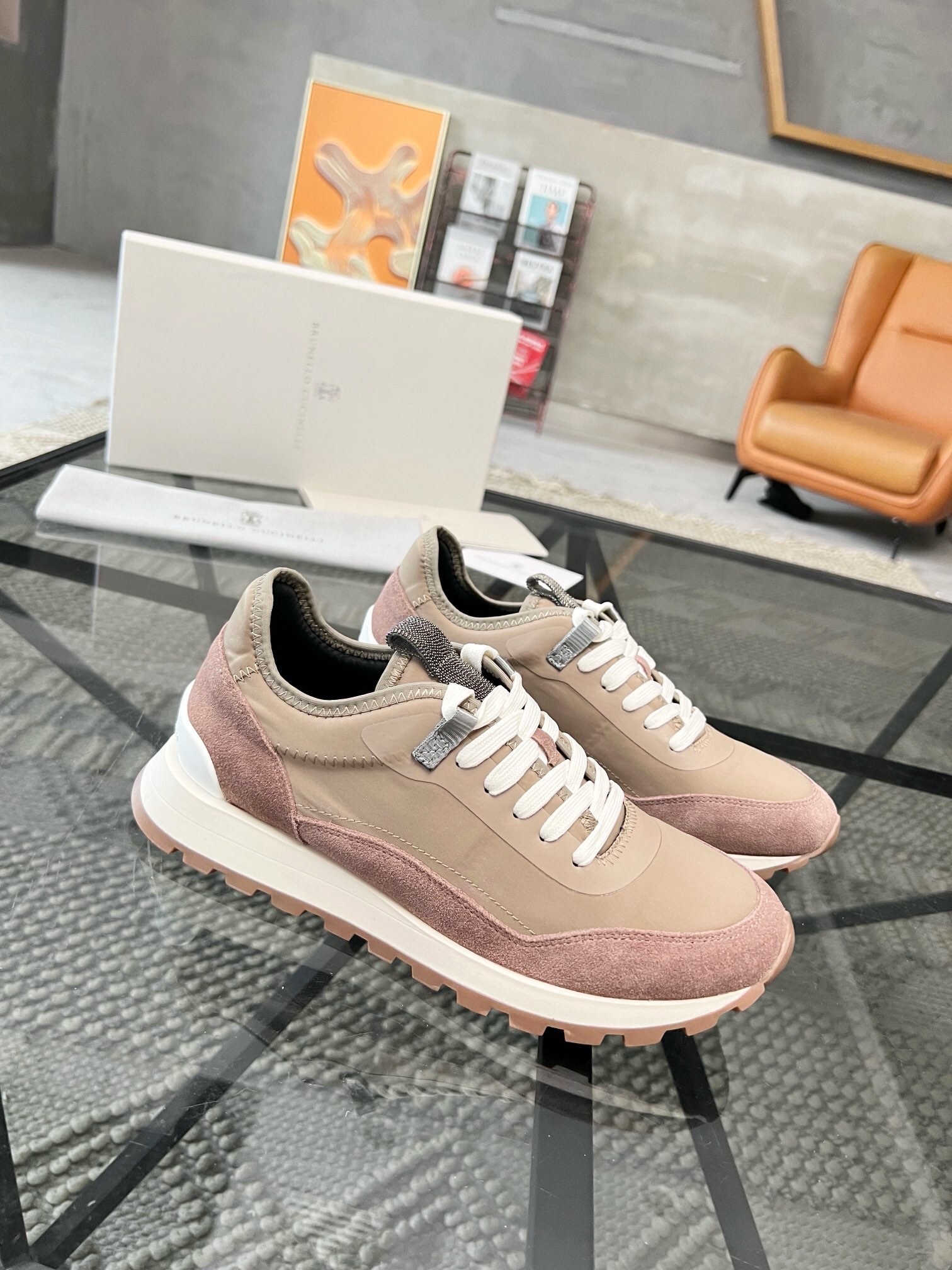 NO:221021,Brand Brunello Cucinelli Color Original Color Code Number 39-44 Standard Code Price Material BC New Style Casual Shoes!  Original single quality This brand is the world's top luxury brand from Italy. The fabric is made of semi-polished full-grain calfskin   cloth imported from Italy. The inner part is a white benzene dyed breathable cloth, the brand's special logo movable foot pad is matched with ultra-light, high elastic and environmentally friendly white IP sole, the individual logo on the outsole and the unique fine-line groove design, the luxury instantly bursts out!  BC casual shoes, brunello cucinelli, cowhide19860909品牌Brunello Cucinelli 颜色原版配色 码数39-44标准码 价格 材质BC新款 休闲鞋！原单品质此品牌是来自意大利的世界顶级奢侈品牌 面料采用意大利进口半抛光全粒面小牛皮 布面,内里是本白色苯染专用透气布里,品牌专用logo活动脚垫,搭配超轻、高弹、环保的本白色IP鞋底,外底上的个性logo和独特的细纹凹槽设计,奢华度瞬间爆棚！,BC休闲鞋,brunello cucinelli,cowhide,Men's shoes