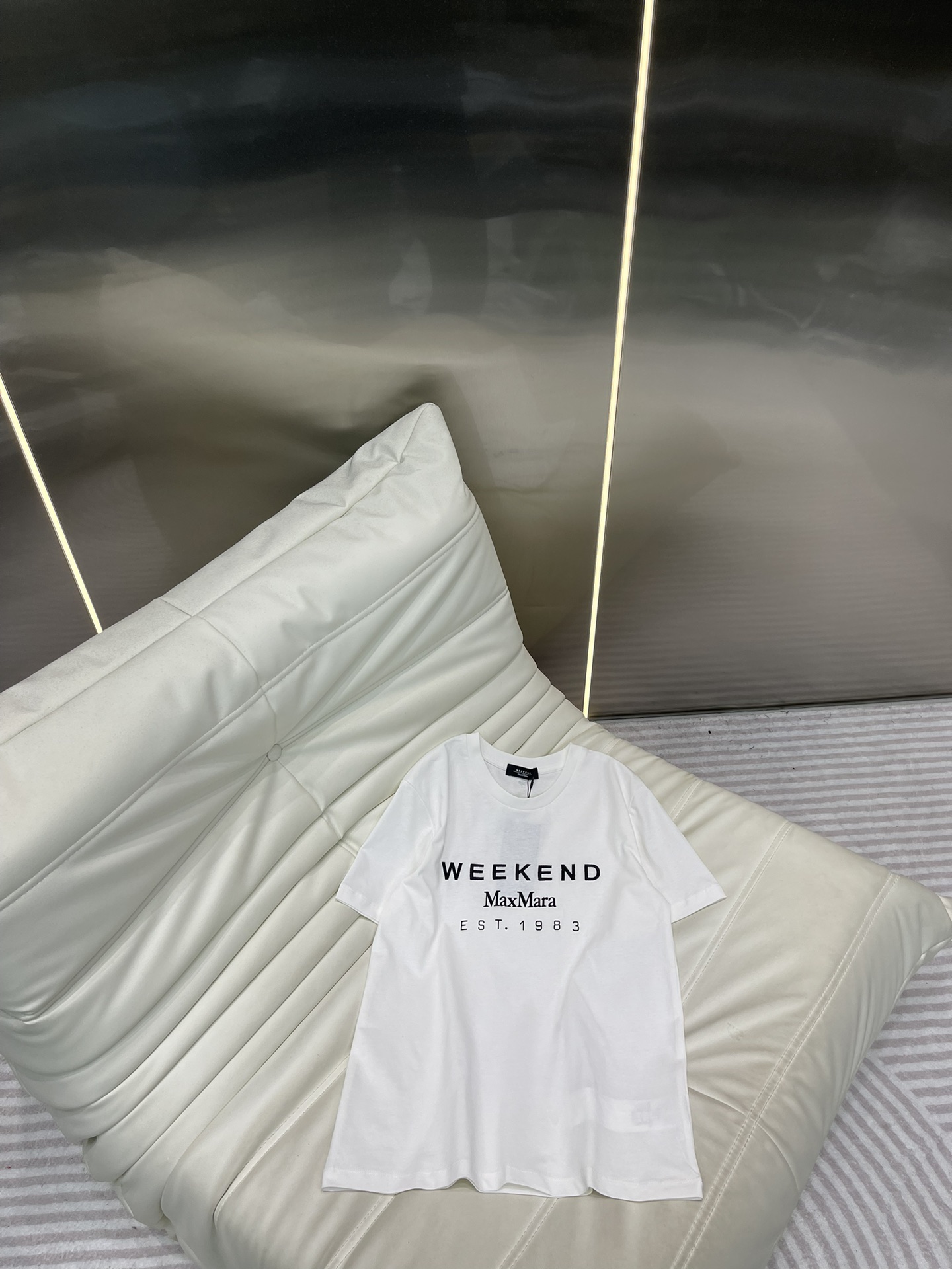 NO:315460,Weeken* Max Mar* 25 spring and summer new embroidered round neck short-sleeved T-shirt. The classic small round neck design is simple and easy to wear. Walking on the street, it is eye-catching and has both good looks and comfort!  You will definitely be awesome when you get it. It really makes people shine. SML, T-shirt,tees,t-shirt,alexander wang19860909Weeken* Max Mar* 25春夏新品刺绣字母圆领短袖T恤 经典小圆领设计简洁好穿 走在街上吸睛度满分颜值与舒适兼具！你们拿到手一定会绝绝子 真的让人眼前一亮 SML,,T-shirt,tees，t-shirt,alexander wang,Women's clothing