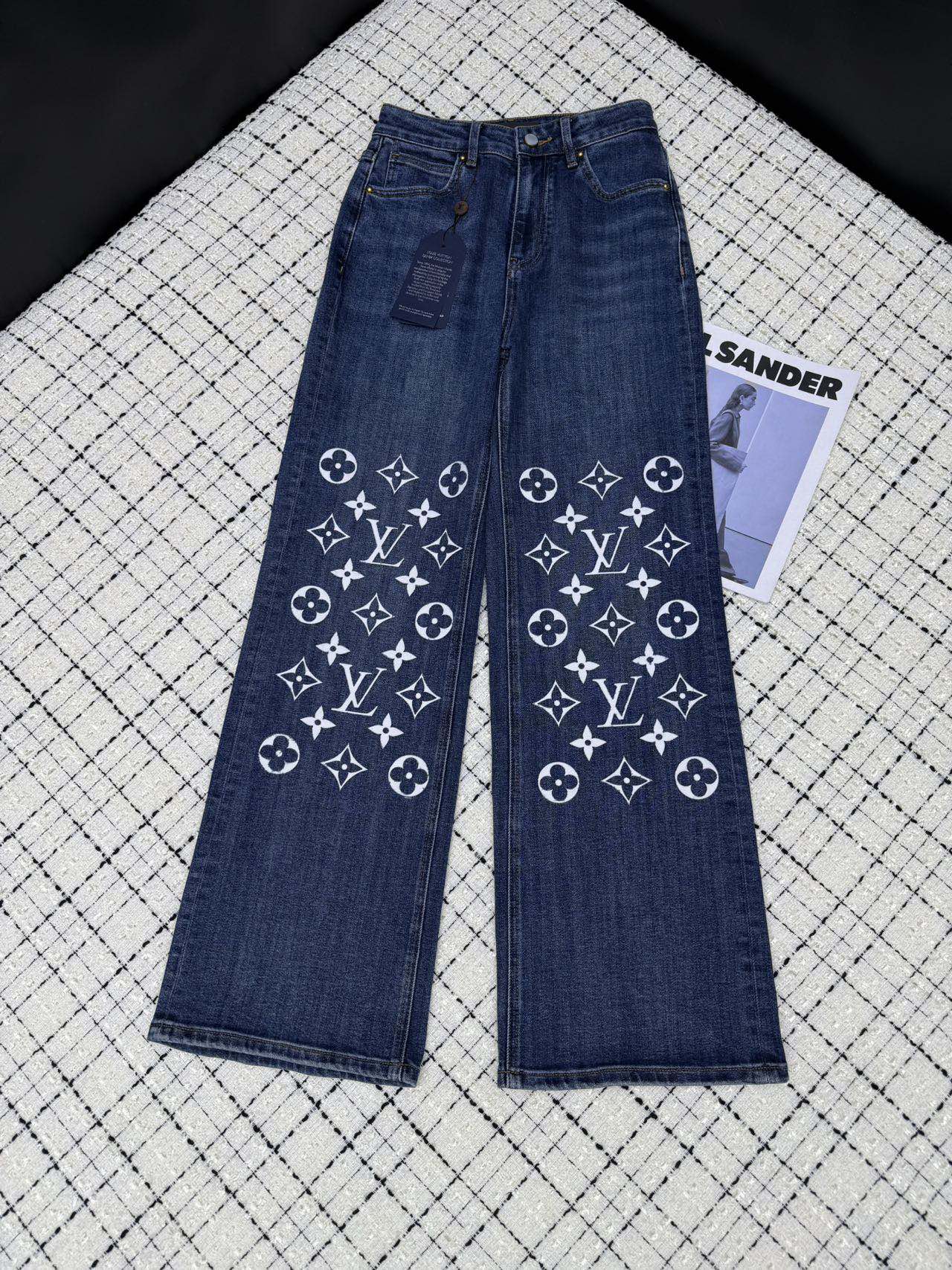 NO:331436,High-end fashion Louis Vuitto*25 early spring new style classic handmade logo high temperature ironing design straight jeans straight jeans are all kinds of good to wear. A must-have item in the closet. Ten thousand years of unpredictable. To be fashionable or American retro, high waist straight tread, visually creating long legs. One color 26-27-28-29-30.,,louis vuitton,jeans,alexander wang19860909高级时髦 Louis Vuitto*25早春新款 经典手工logo高温烫压设计直筒牛仔裤 直筒牛仔裤就是各种好穿 衣橱里的必备单品 一万年不过时 要时髦还是美式复古都能打造 高腰直筒版型 视觉上打造大长腿 一色26-27-28-29-30.,,louis vuitton,jeans,alexander wang,Women's clothing