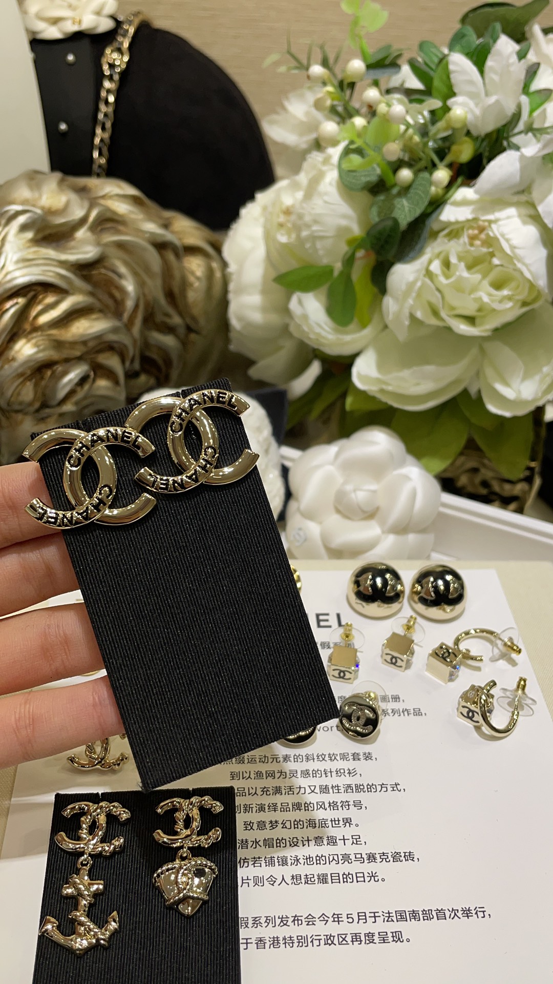💰85
🖤黑金配色
𝑪𝒉𝒂𝒏𝒆𝒍 25C新款黑色珐琅字母双C耳钉

经典双C搭配字母刻字珐琅太可爱啦
各种风格都能驾驭  盲选都不会后悔☑️
zp一致黄铜镀金材质 珐琅工艺