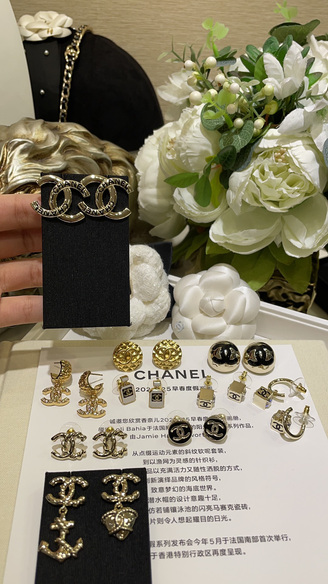 💰85
🖤黑金配色
𝑪𝒉𝒂𝒏𝒆𝒍 25C新款黑色珐琅字母双C耳钉

经典双C搭配字母刻字珐琅太可爱啦
各种风格都能驾驭  盲选都不会后悔☑️
zp一致黄铜镀金材质 珐琅工艺